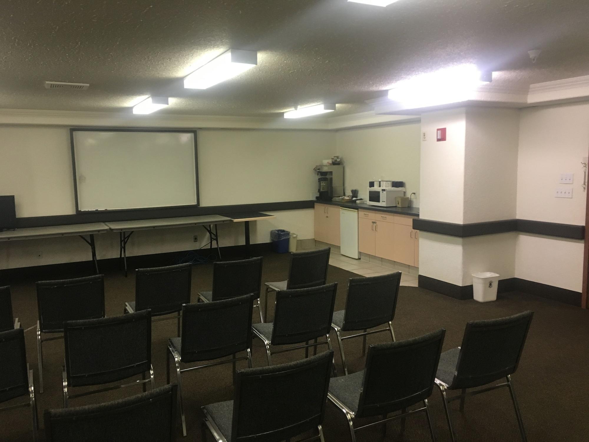 Sala de Reuniones Super 8 by Wyndham Vermilion AB