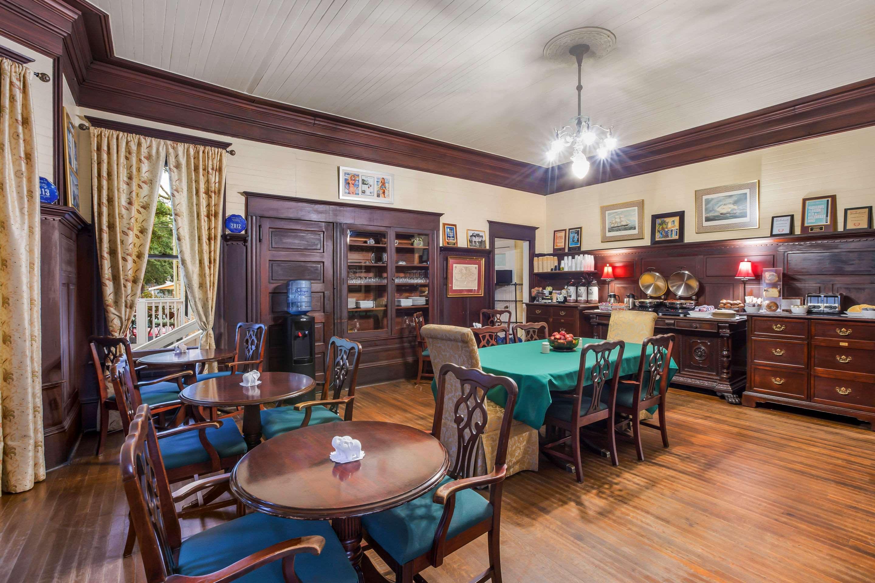 Restaurant Coombs Inn & Suites