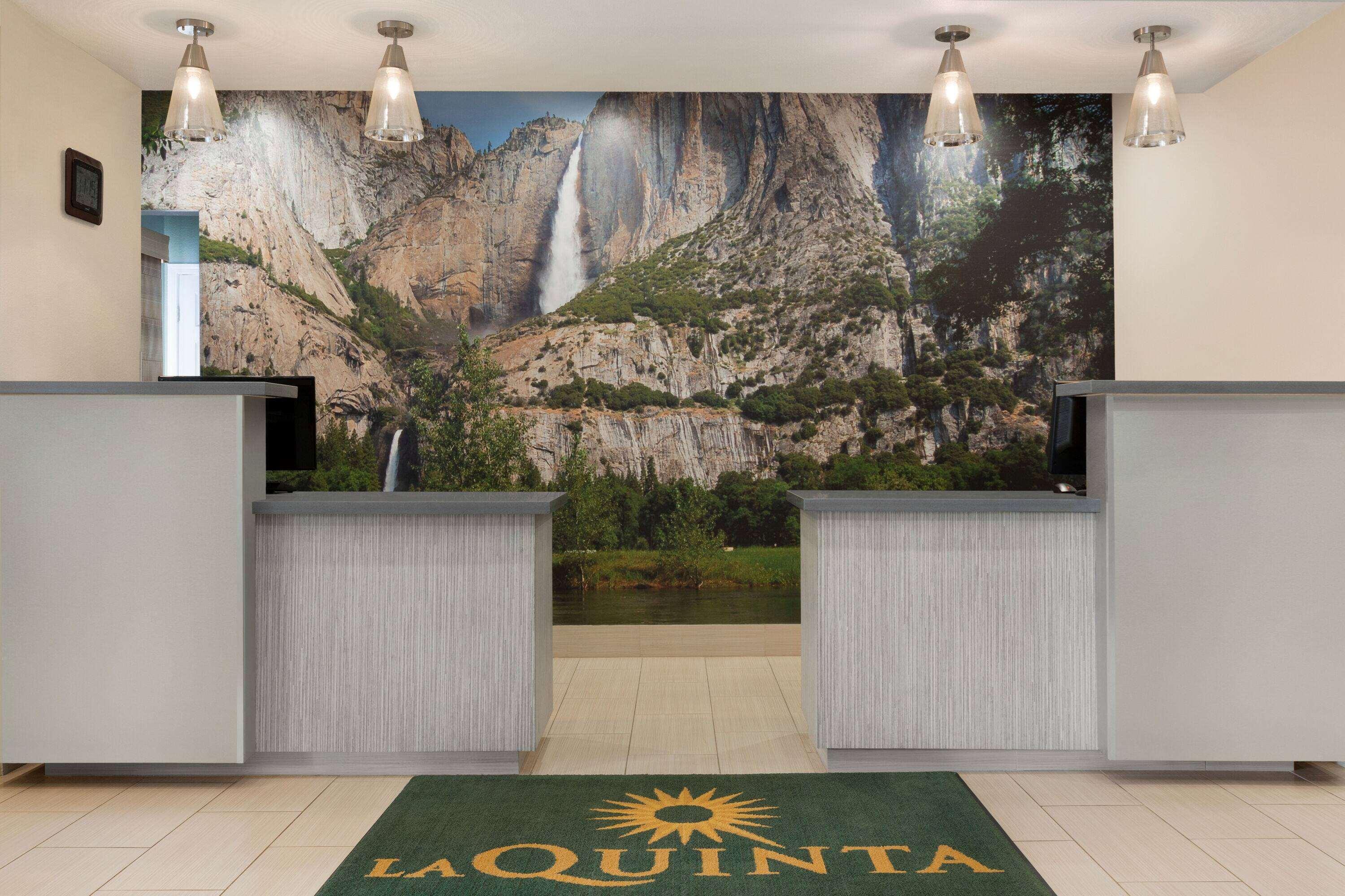 Vista Lobby La Quinta Inn & Suites Fresno NW