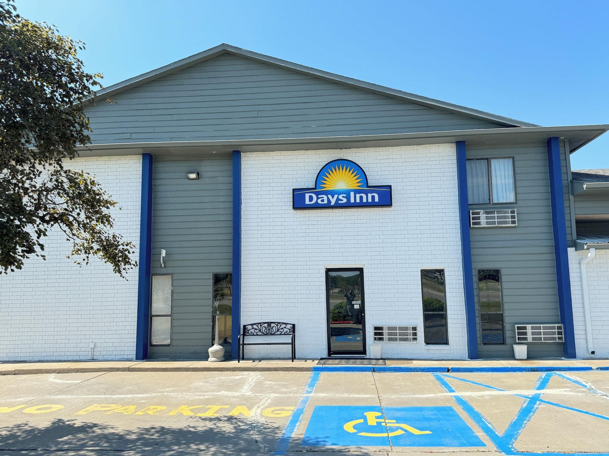 Vista Exterior Days Inn by Wyndham Salina I-70