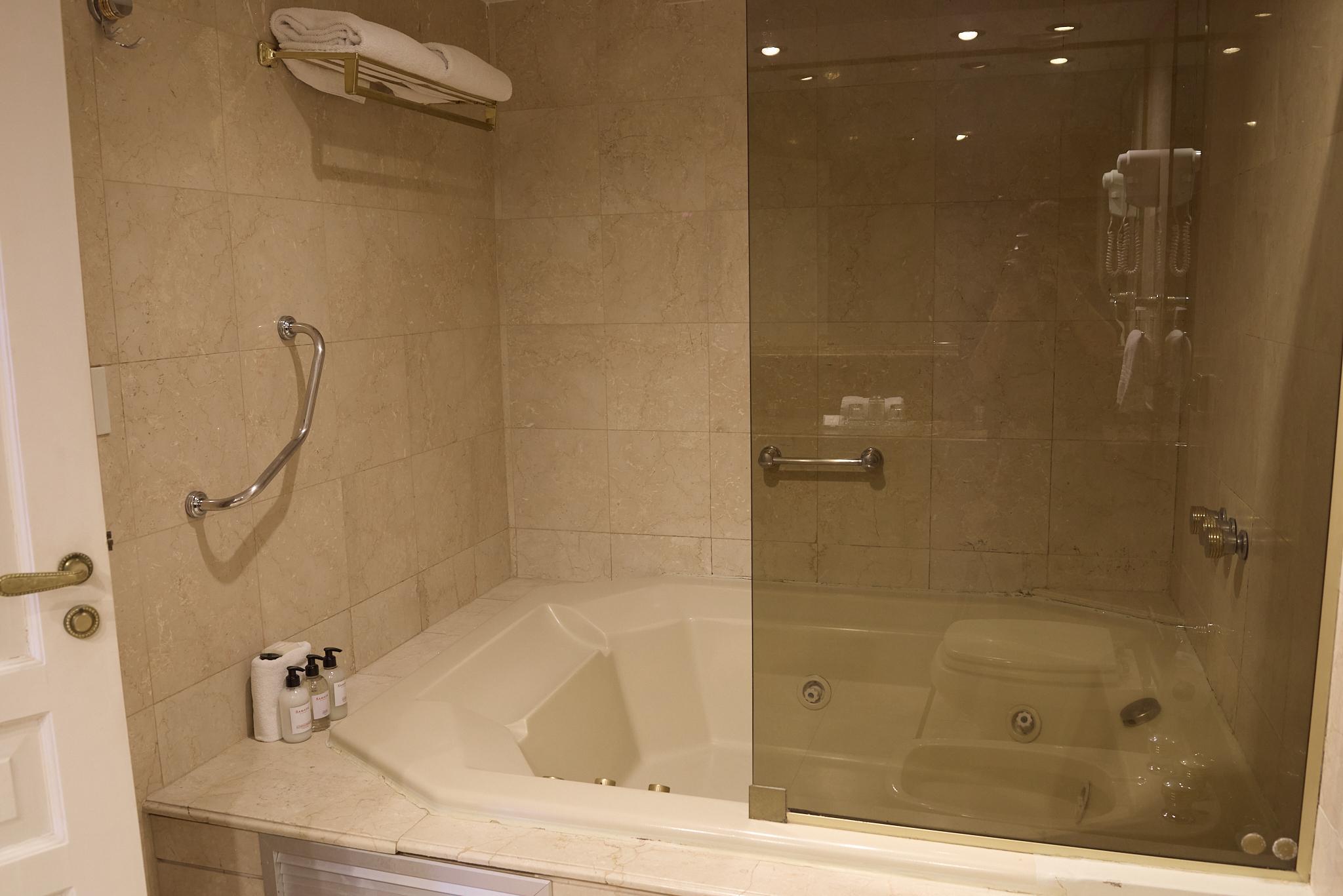 Baño Ramada by Wyndham Buenos Aires Centro