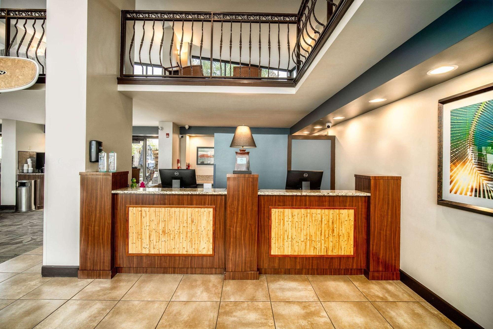 Vista Lobby La Quinta Inn & Suites by Wyndham Cocoa Beach Oceanfront