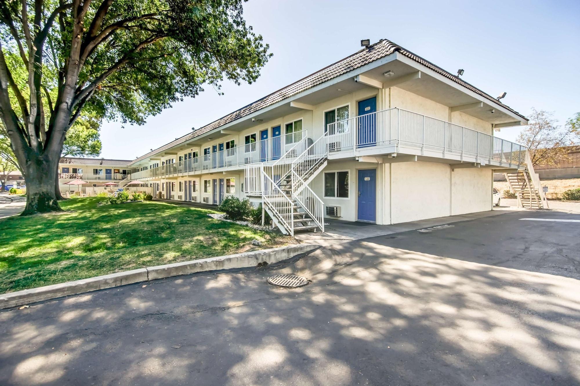 Vista Exterior Motel 6 Stockton, CA - North
