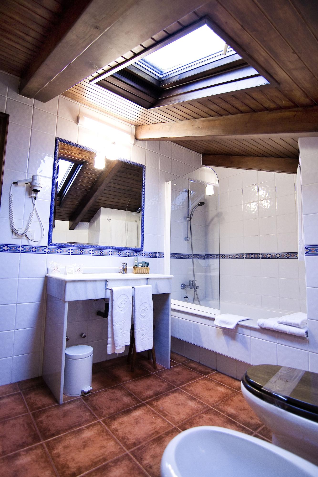 Equipamiento de Habitación Hostal San Clemente by Pousadas de Compostela