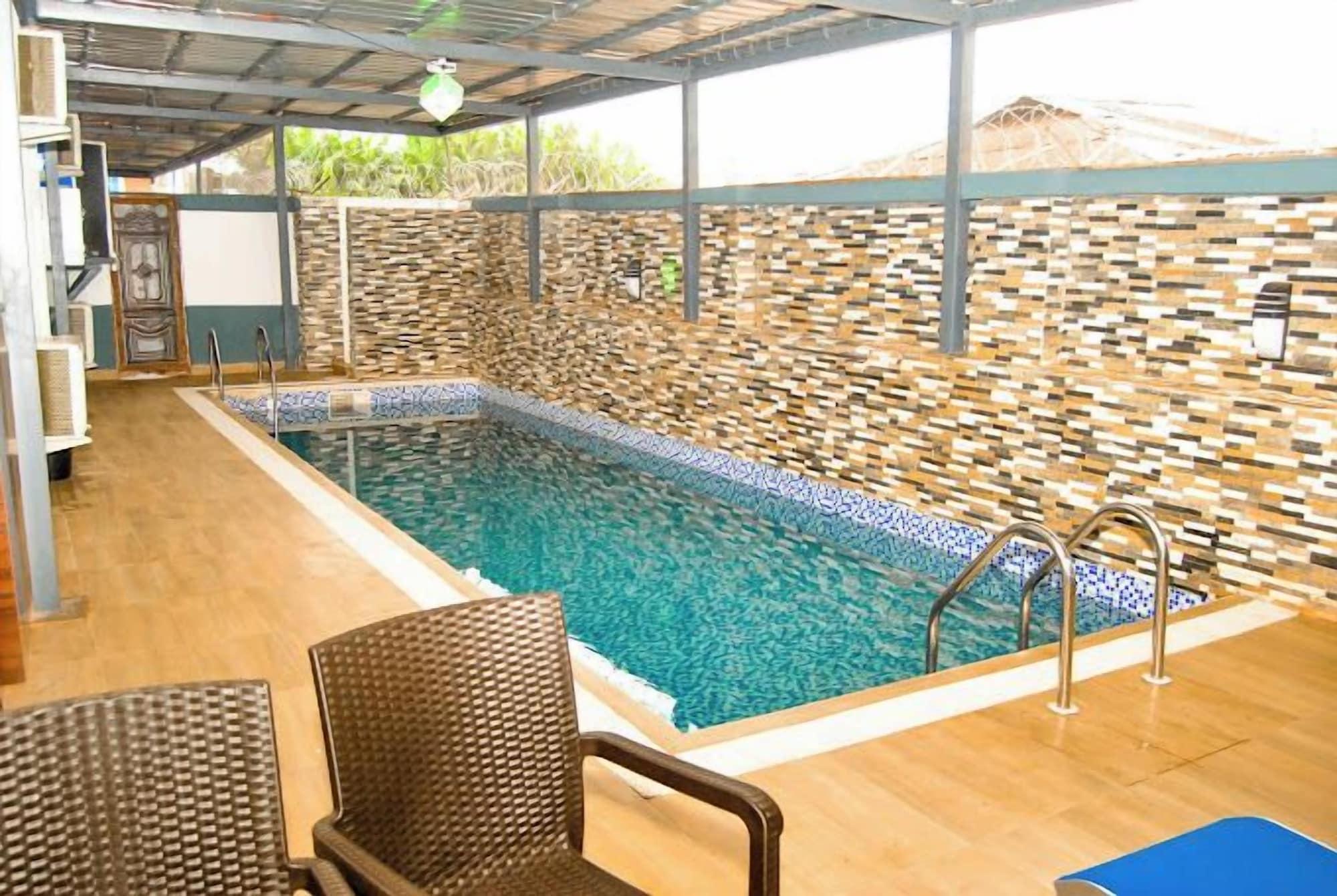 Vista Piscina Alice Suites