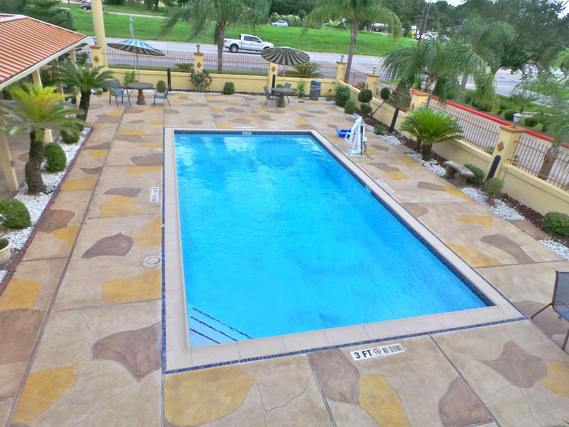 Vista Piscina Americas Best Value Inn & Suites Alvin Houston