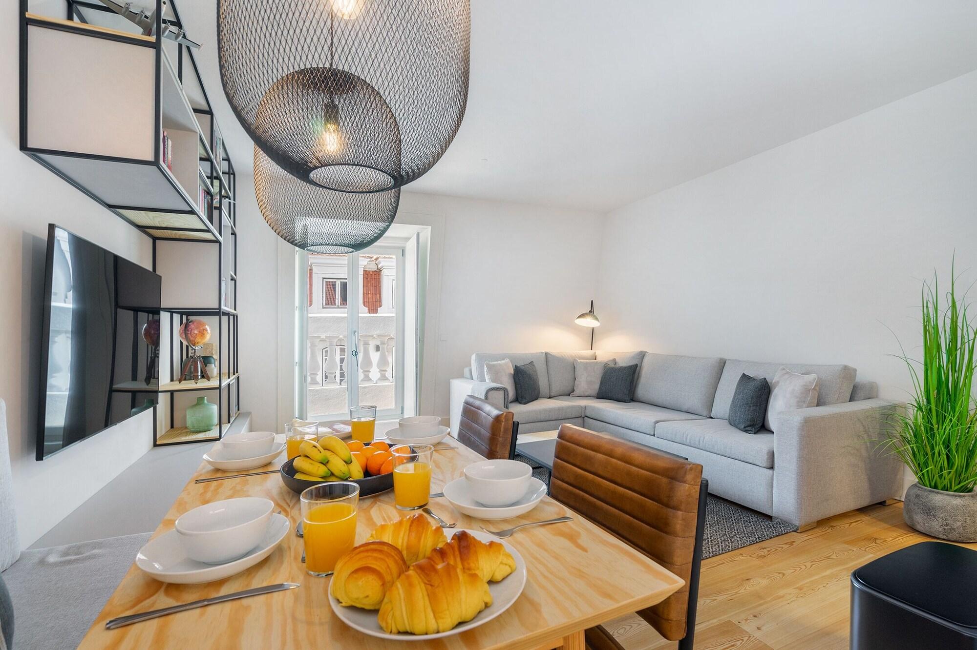 Varios Prime Location Luxury Apartment