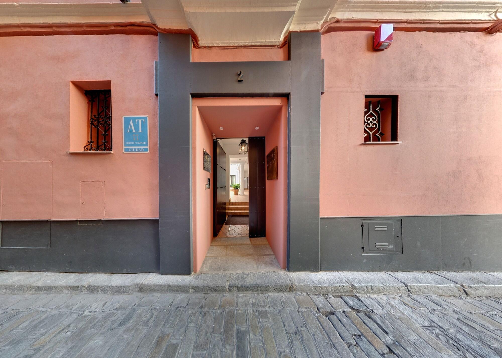 Vista Exterior Suites Murillo Catedral