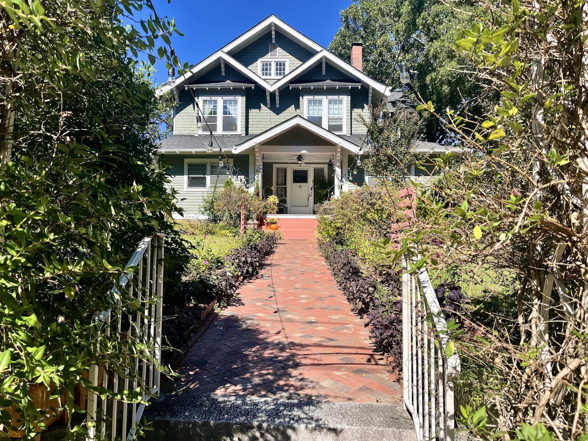 Varios Greenwood Bed & Breakfast