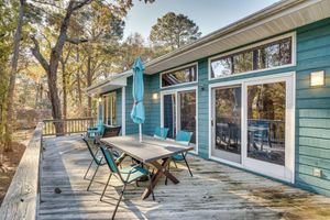 Alquiler Vacacional - 1/2 Mi to Beach Access: Southern Shores Gem + Deck