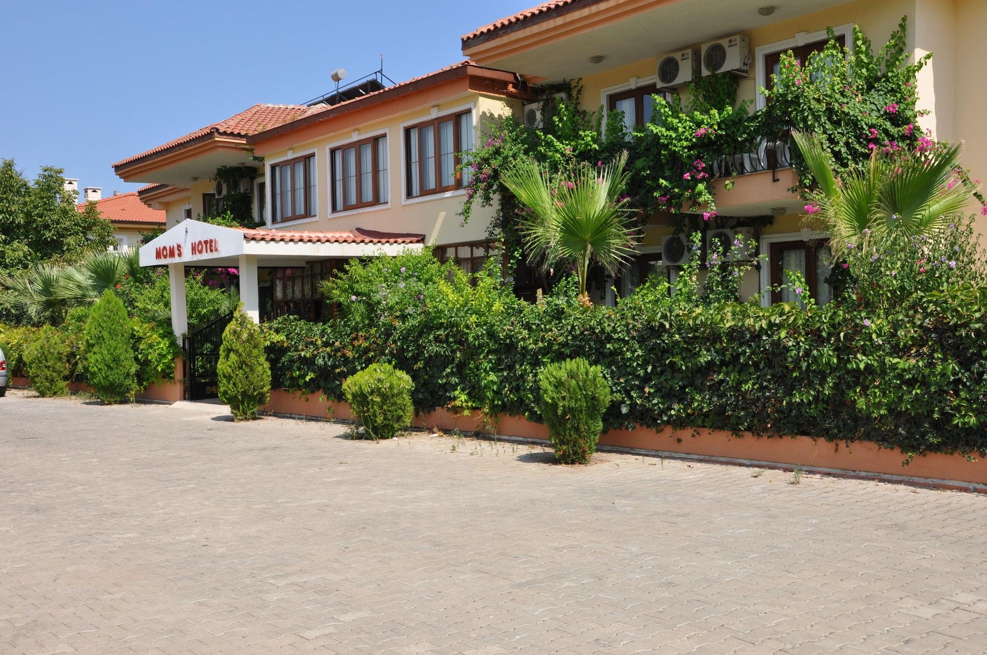 Vista Exterior Moms Hotel