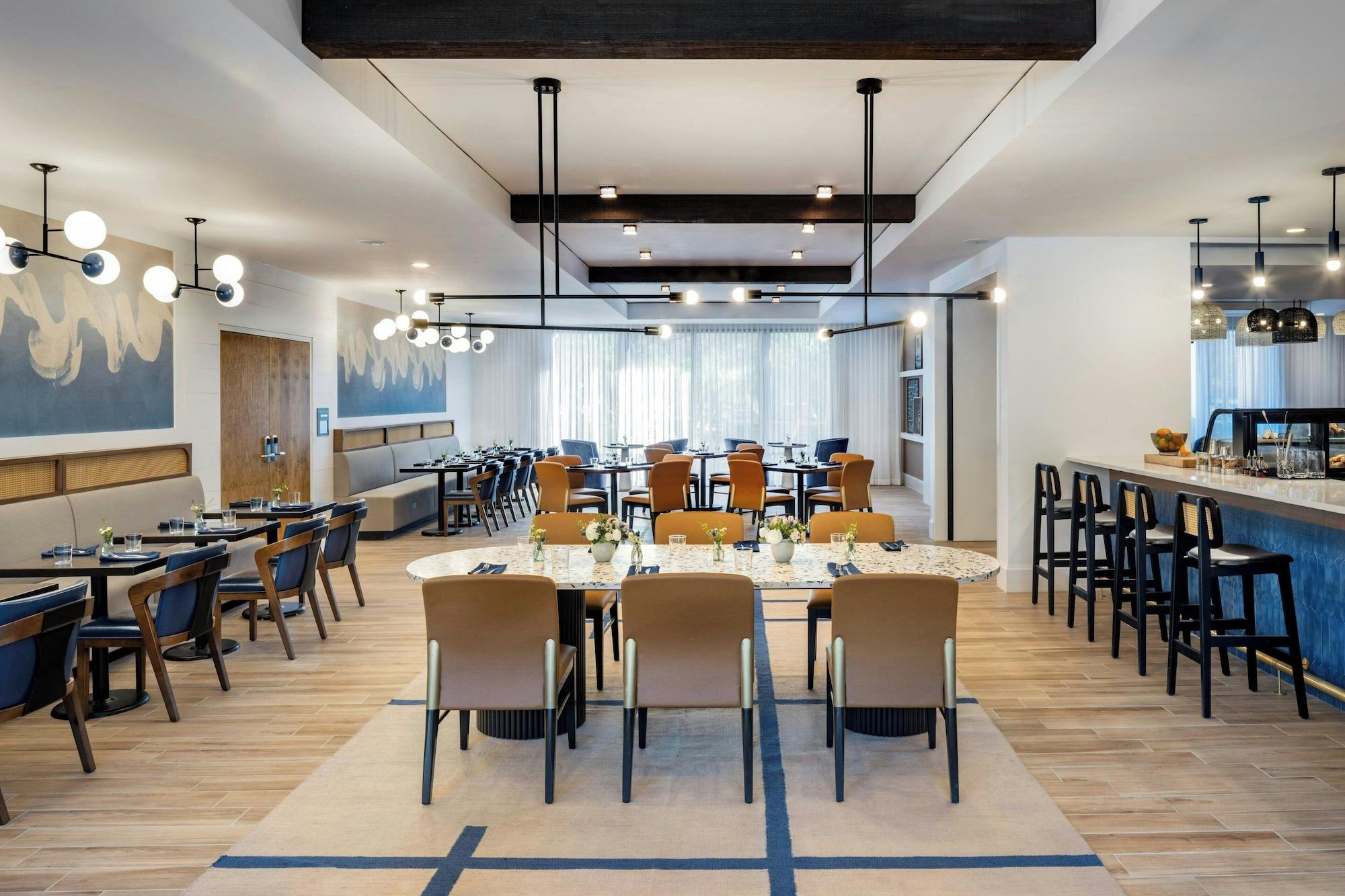 Restaurant Delta Hotels by Marriott Jacksonville Deerwood