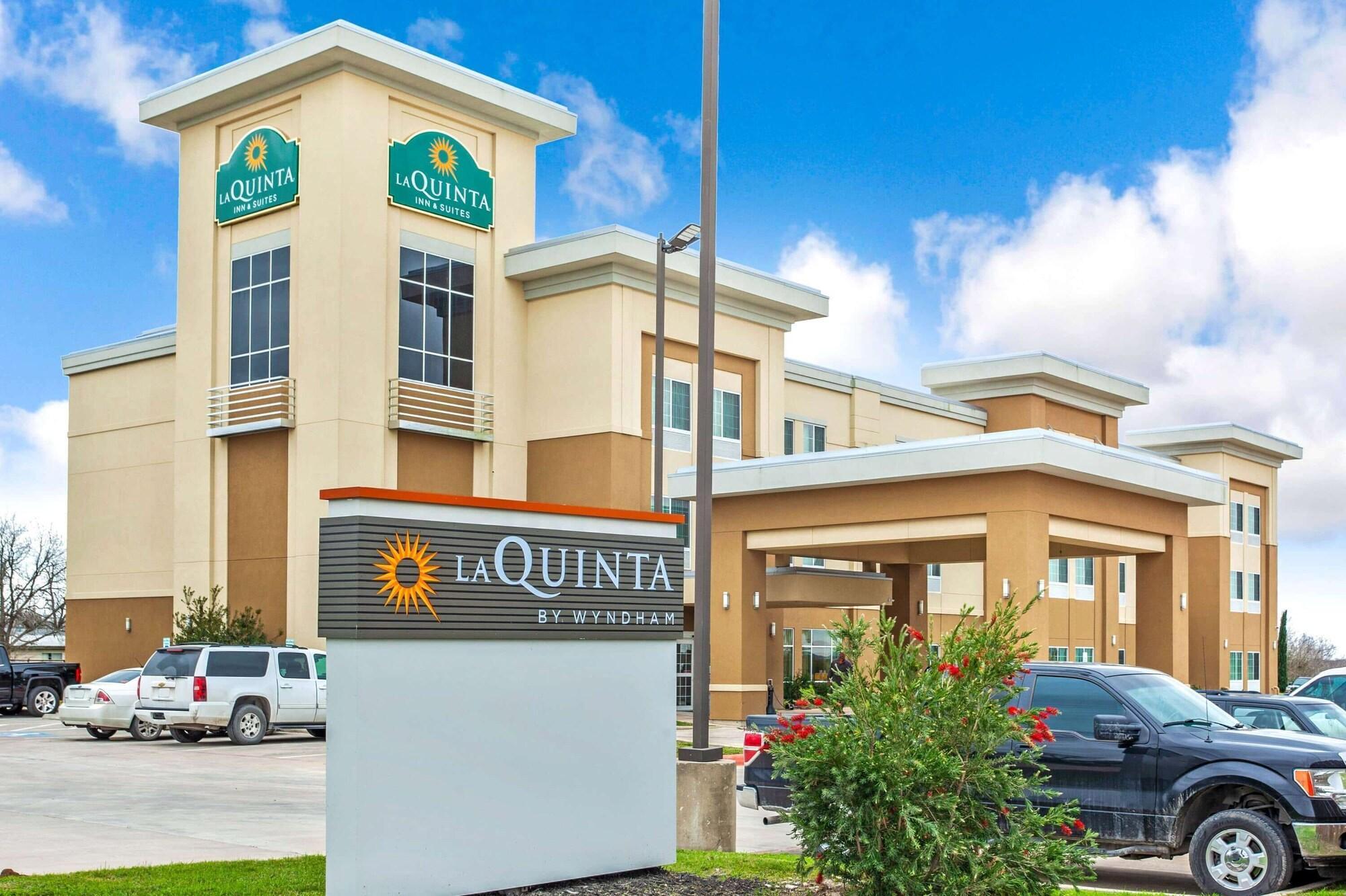 Vista Exterior La Quinta Inn & Suites by Wyndham Gonzales TX