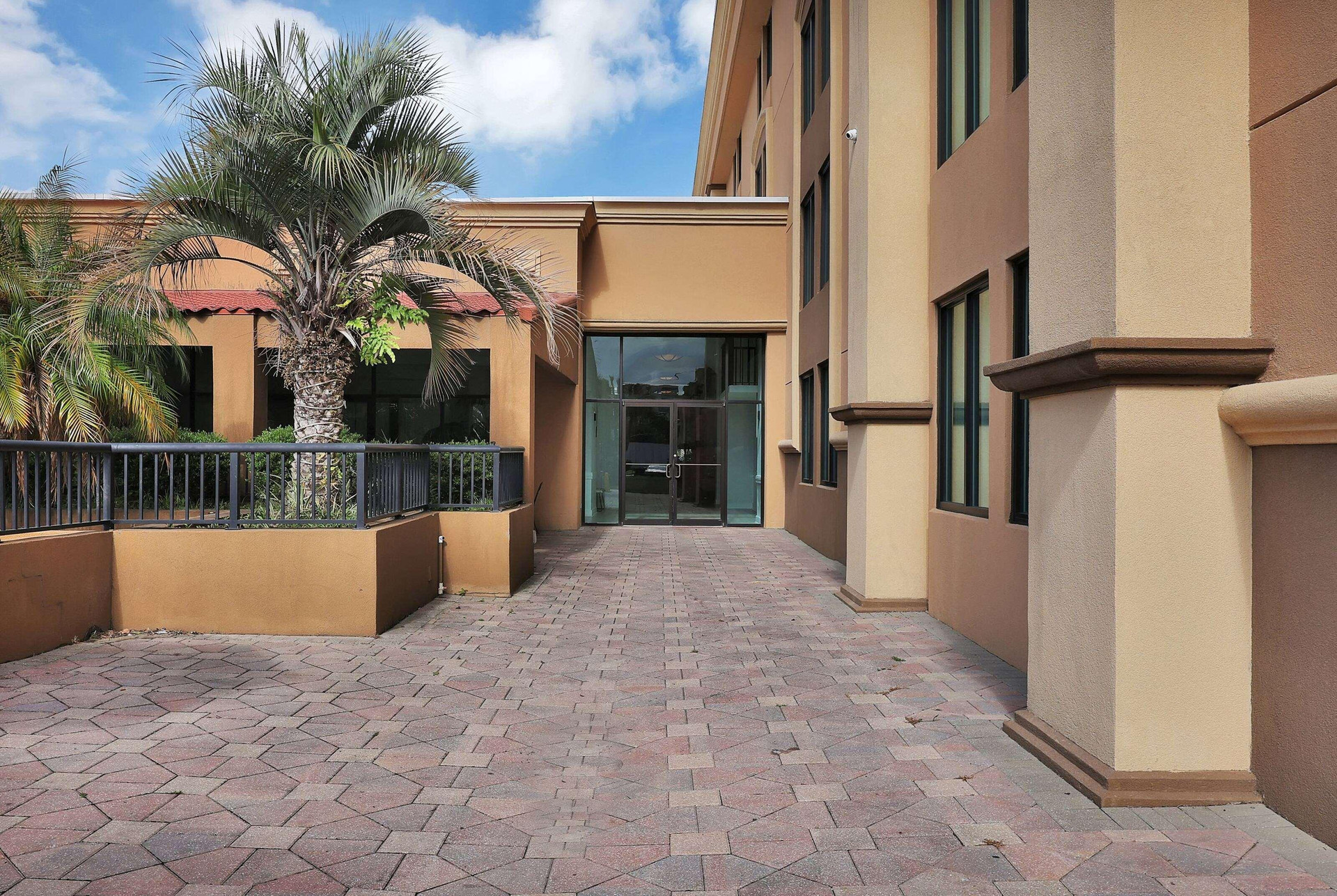 Vista Exterior Ramada by Wyndham Jacksonville I-95 by Butler Blvd