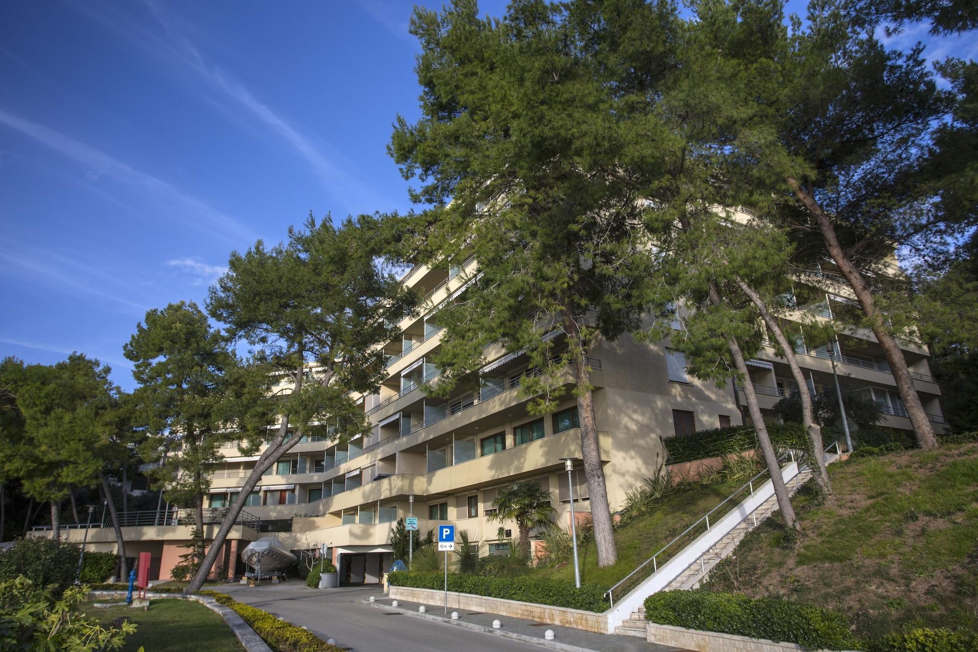 Varios The Residence