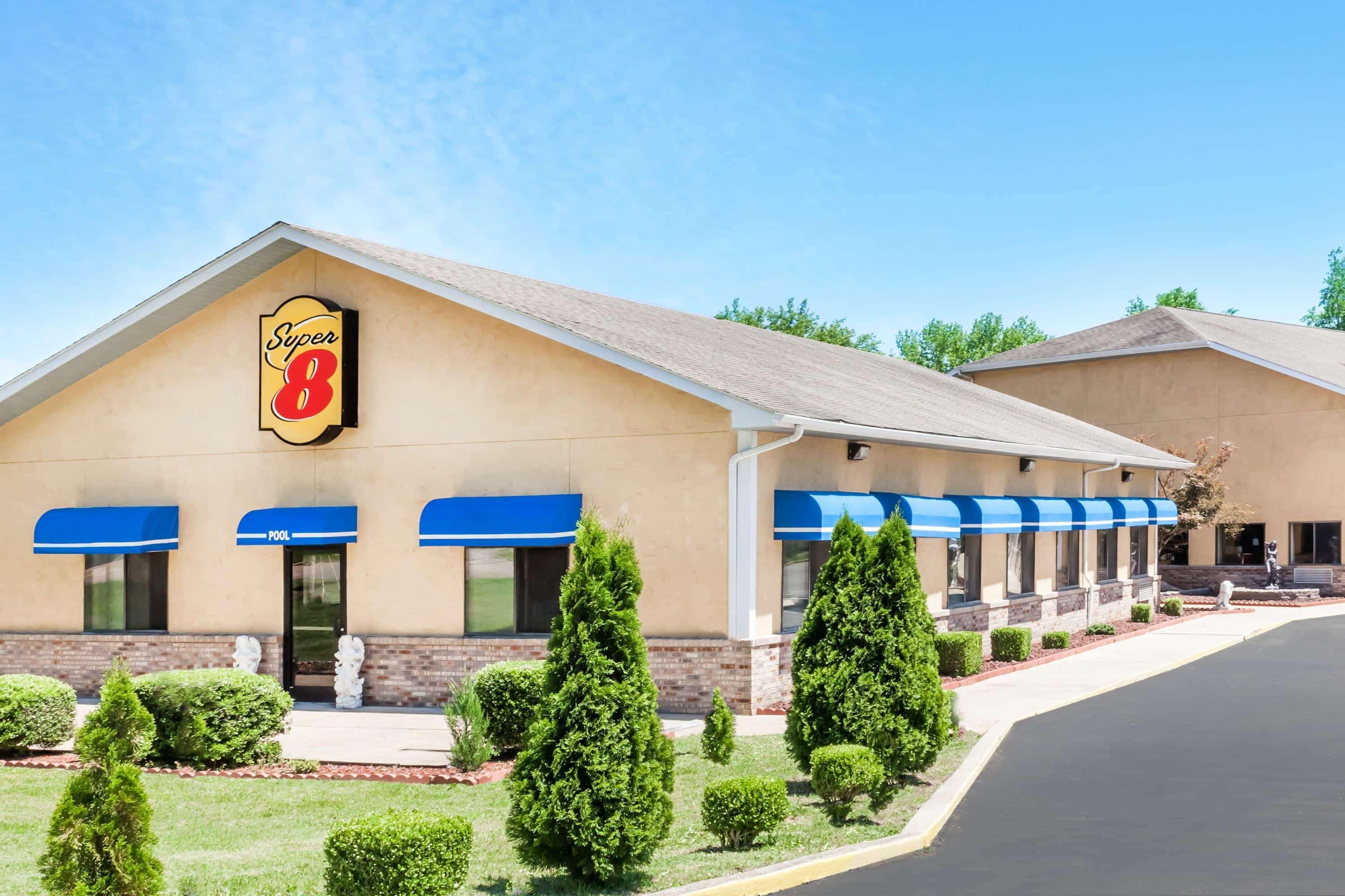 Vista Exterior Super 8 by Wyndham Paris