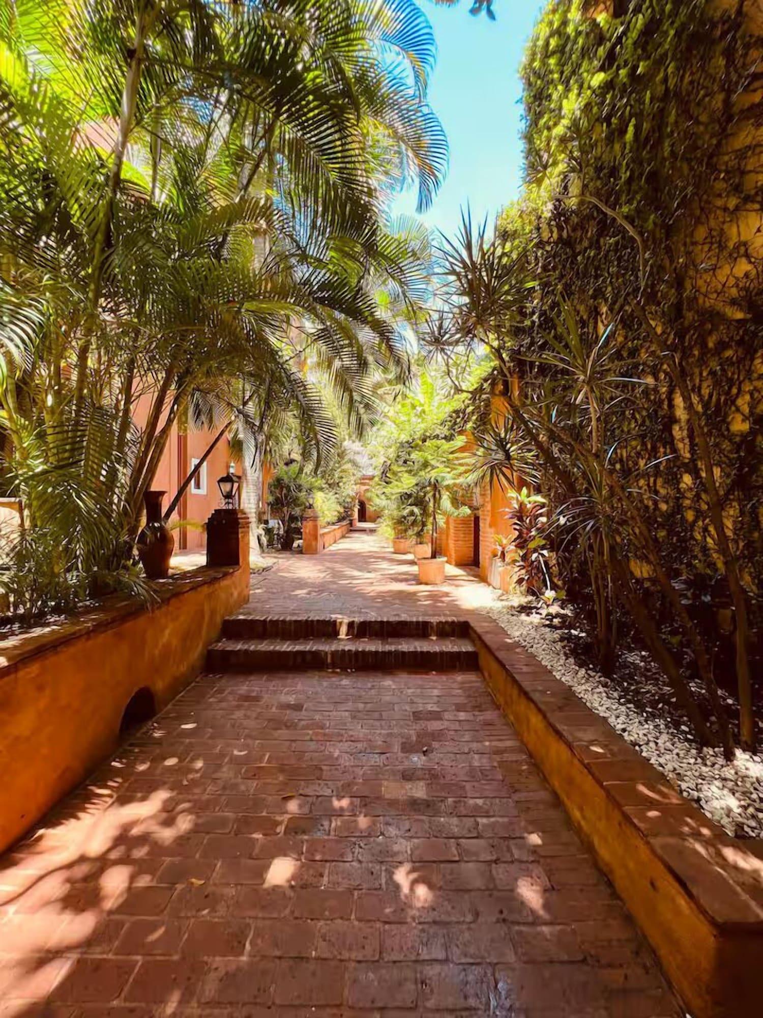Vista Exterior Paseo Colonial - El Monasterio 4