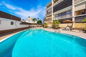 Alquiler Vacacional - Top-Floor Condo in Kona Plaza – 1 Bedroom Gem in the Heart of Kailua-Kona!