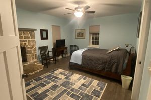 Alquiler Vacacional - The Woodland Retreat at French Country Manor Estate