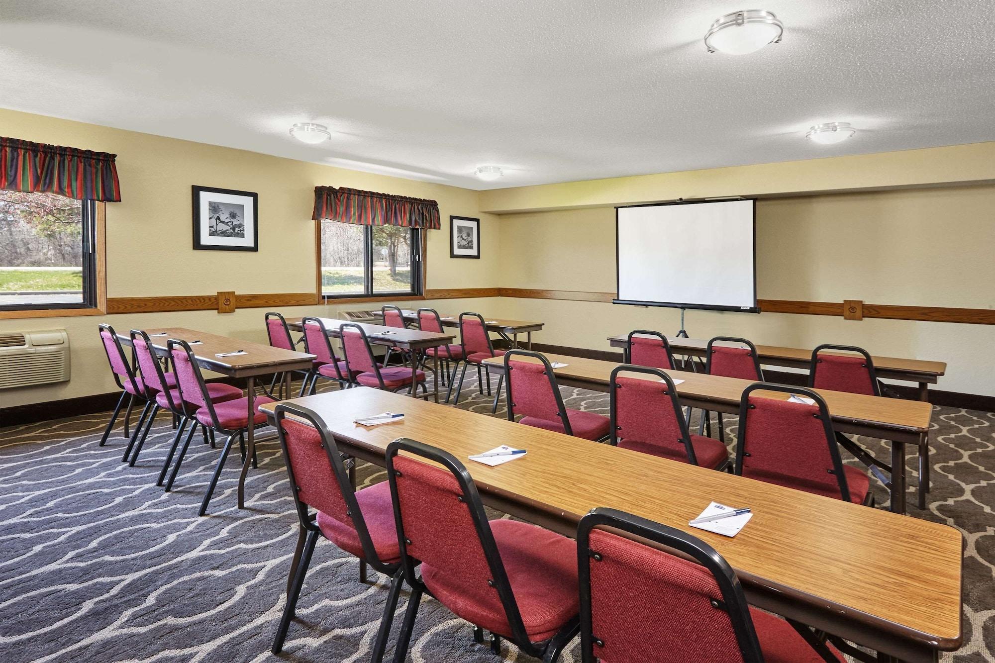 Sala de Reuniones AmericInn by Wyndham Burlington