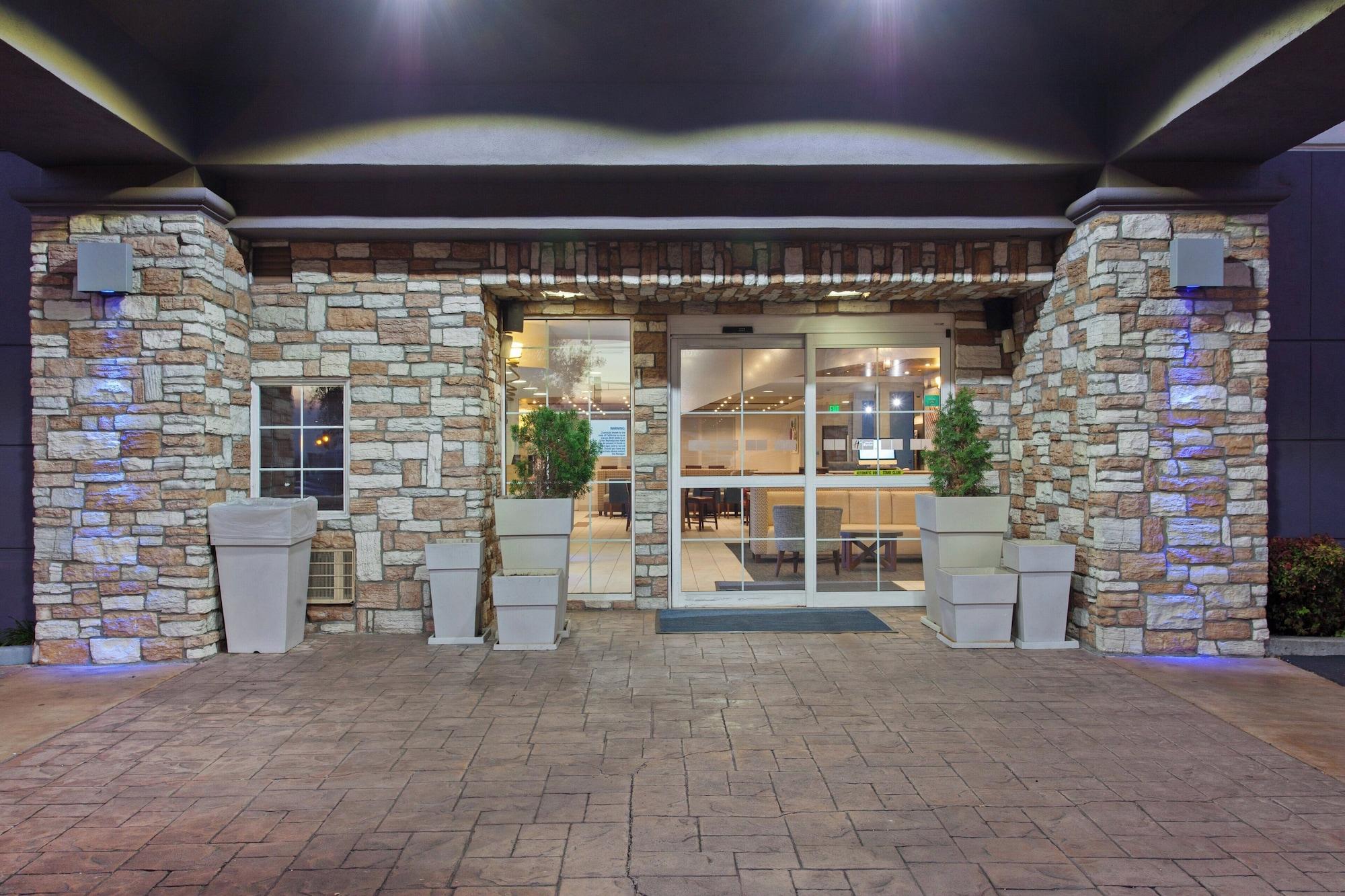 Vista Exterior Holiday Inn Express Hotel & Suites Oakland-Airport by IHG