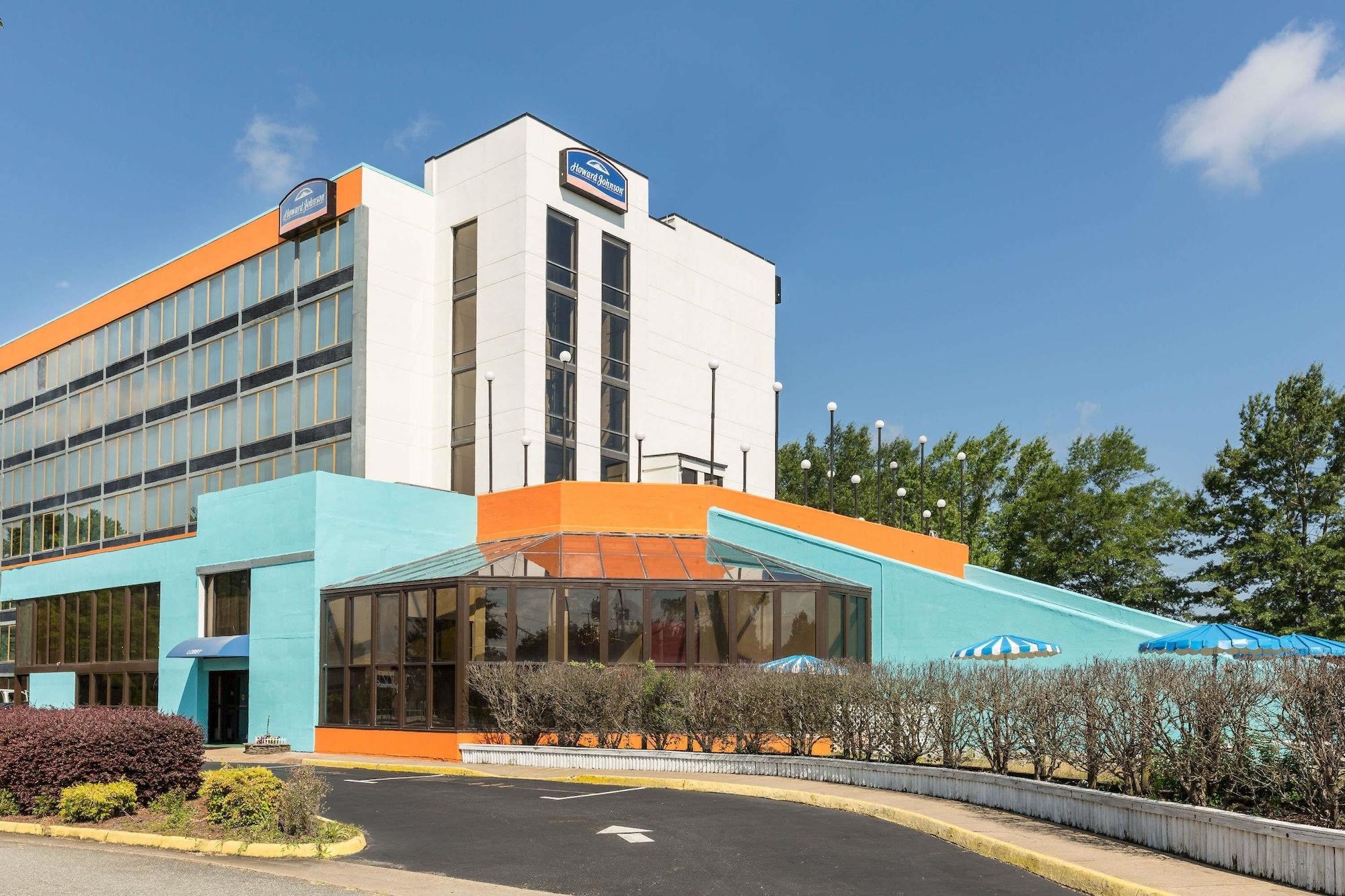 Vista Exterior Howard Johnson by Wyndham Williamsburg