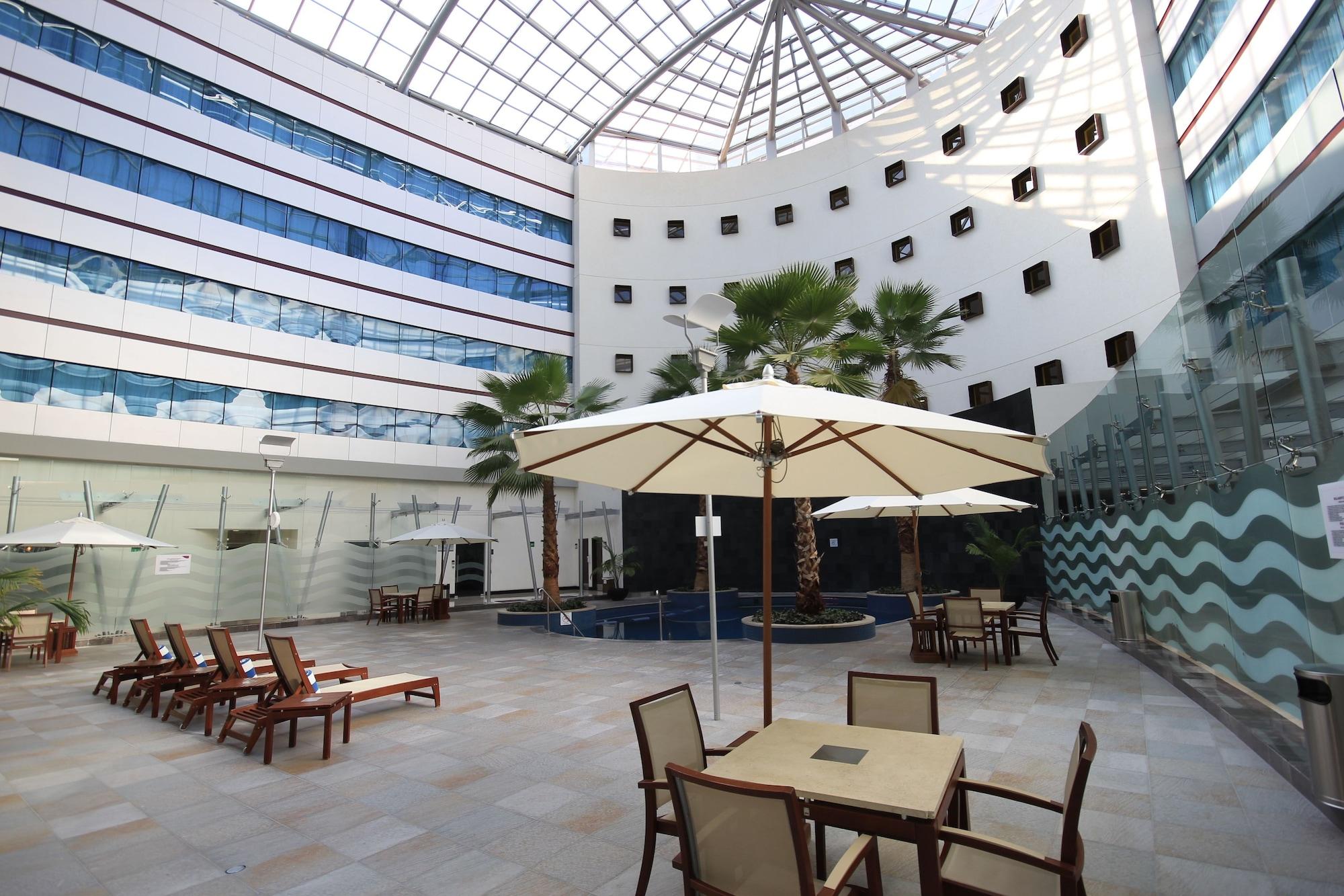Vista Piscina Crowne Plaza Leon by IHG
