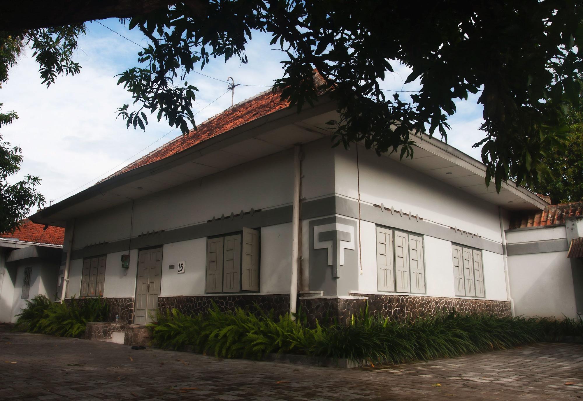 Varios Ndalem Mantrigawen