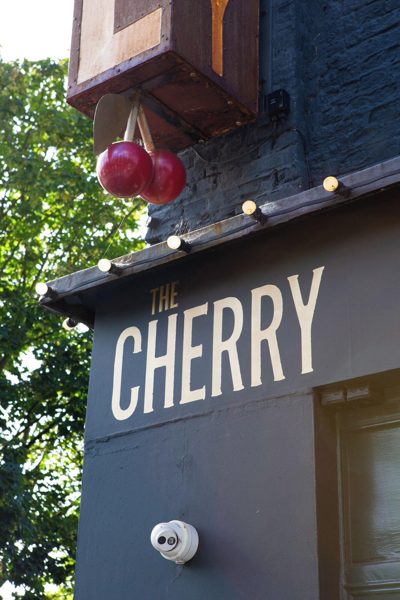 Varios Cherry Bar Rooms