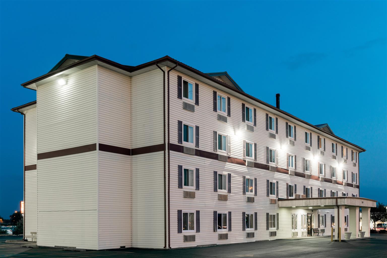 Vista Exterior Super 8 by Wyndham Springfield East