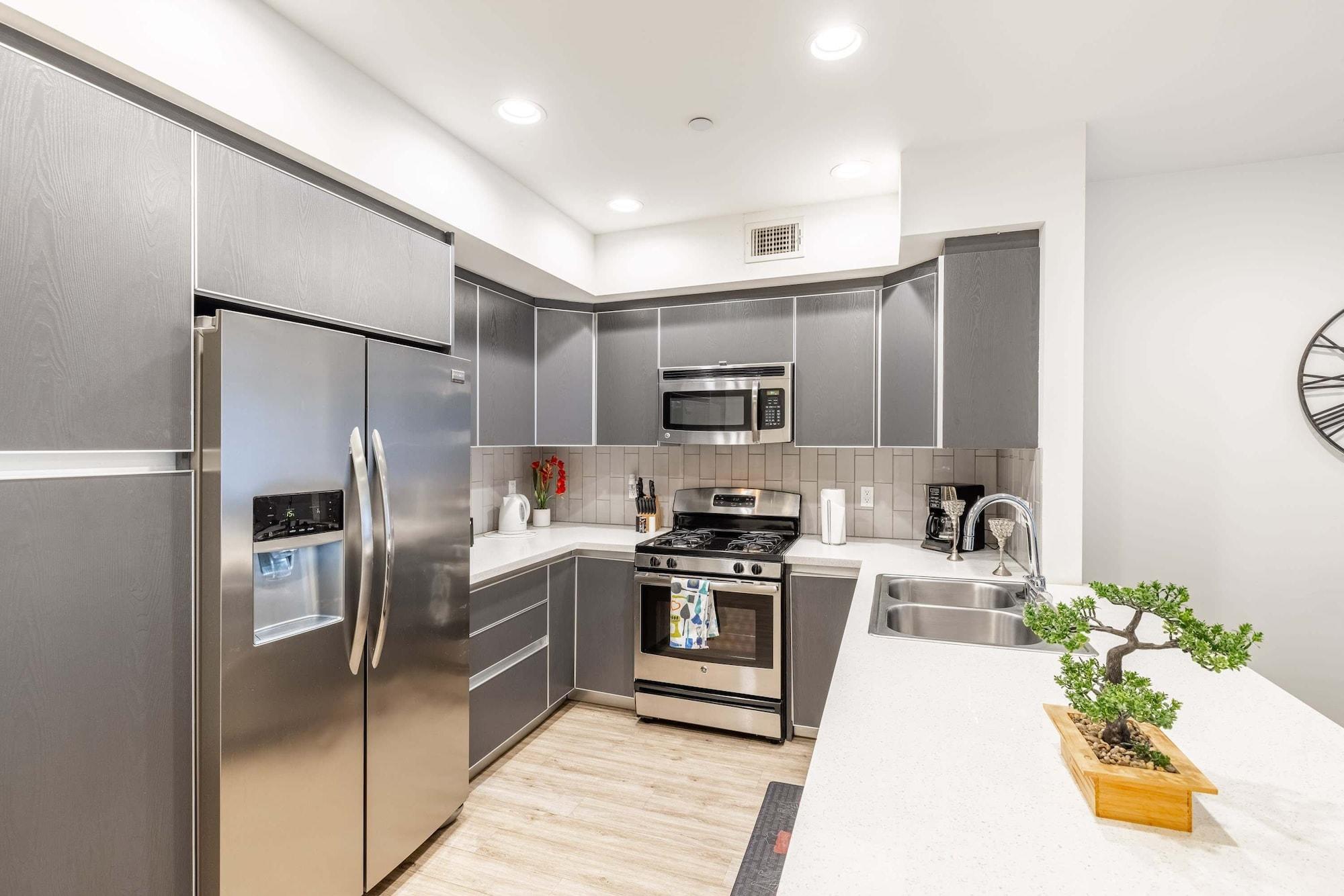 Equipamiento de Habitación 3br/3ba Fully Furnished Apartment In Hollywood 3 Bedroom Apts by RedAwning