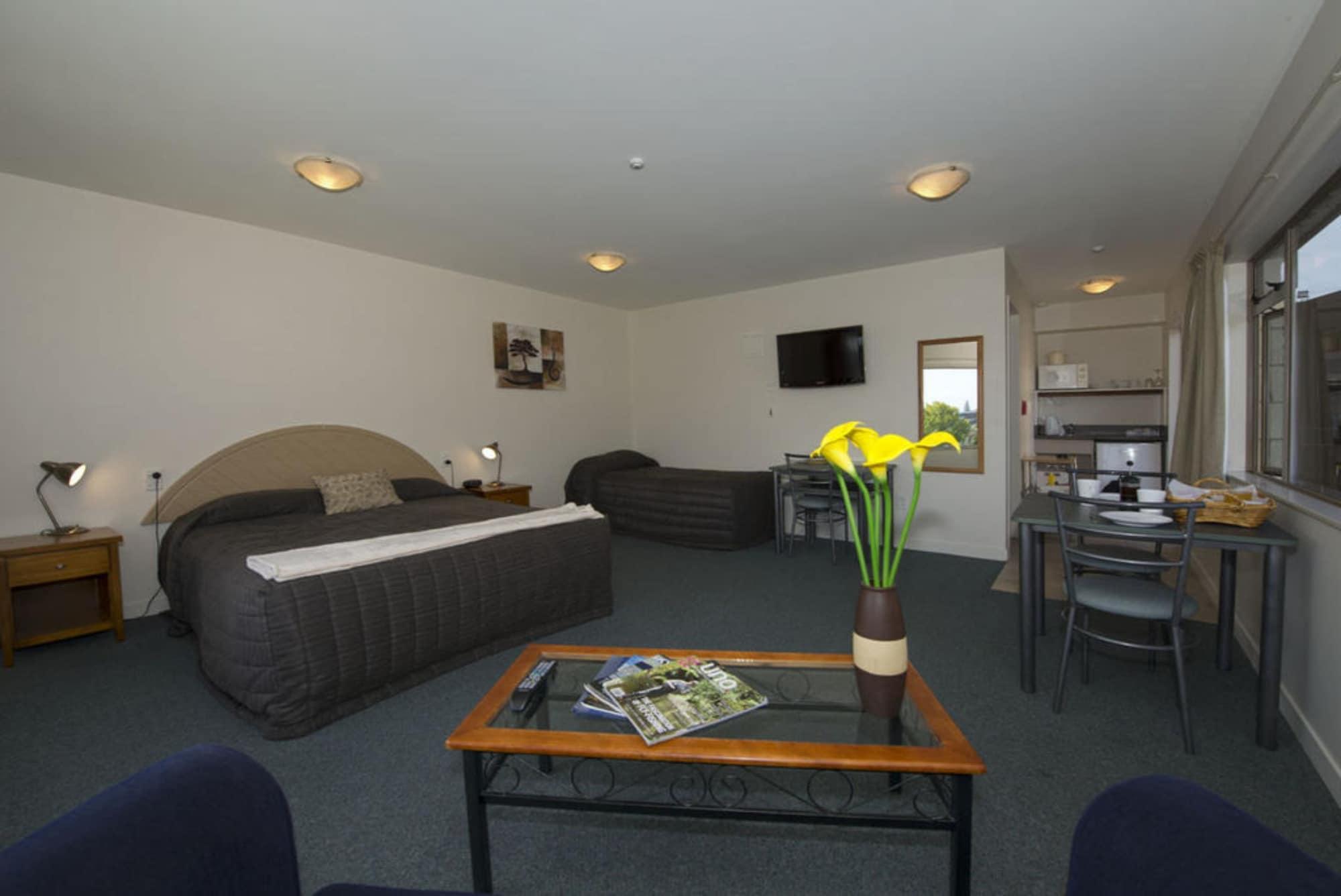 Varios Lake Point Motel