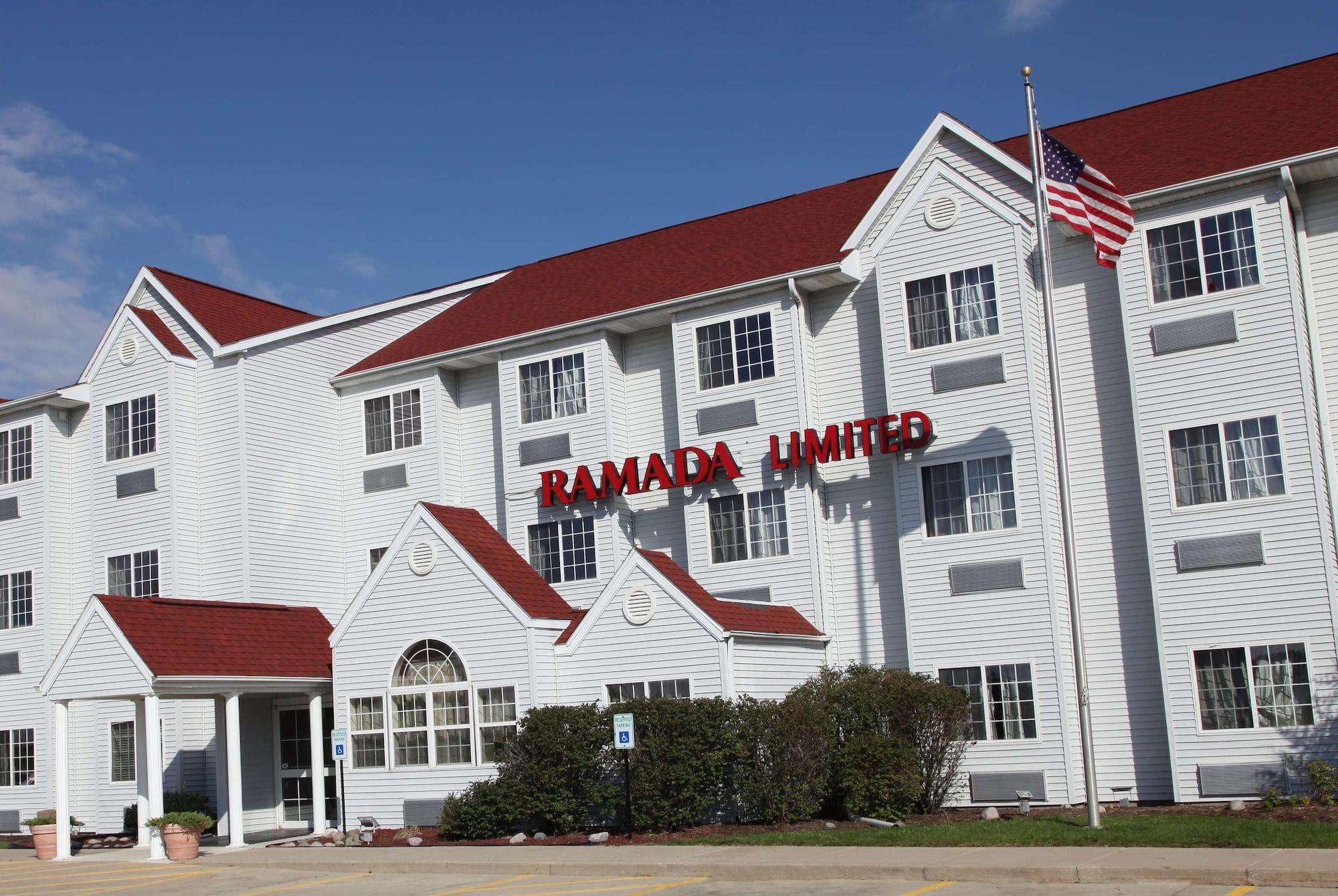 Vista Exterior Ramada by Wyndham Bloomington I-55 and I-74 IL