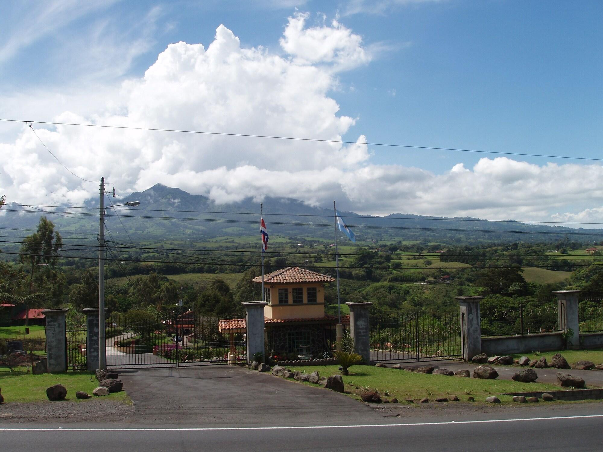 Varios Mountain Lodge CheTica
