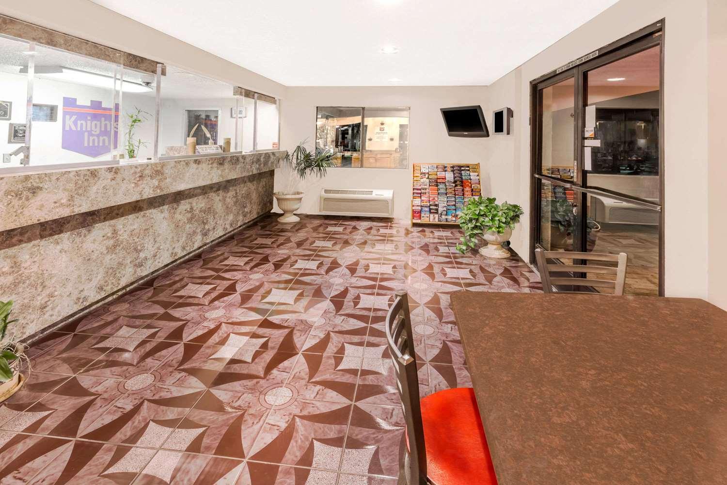 Vista Lobby Knights Inn Ontario