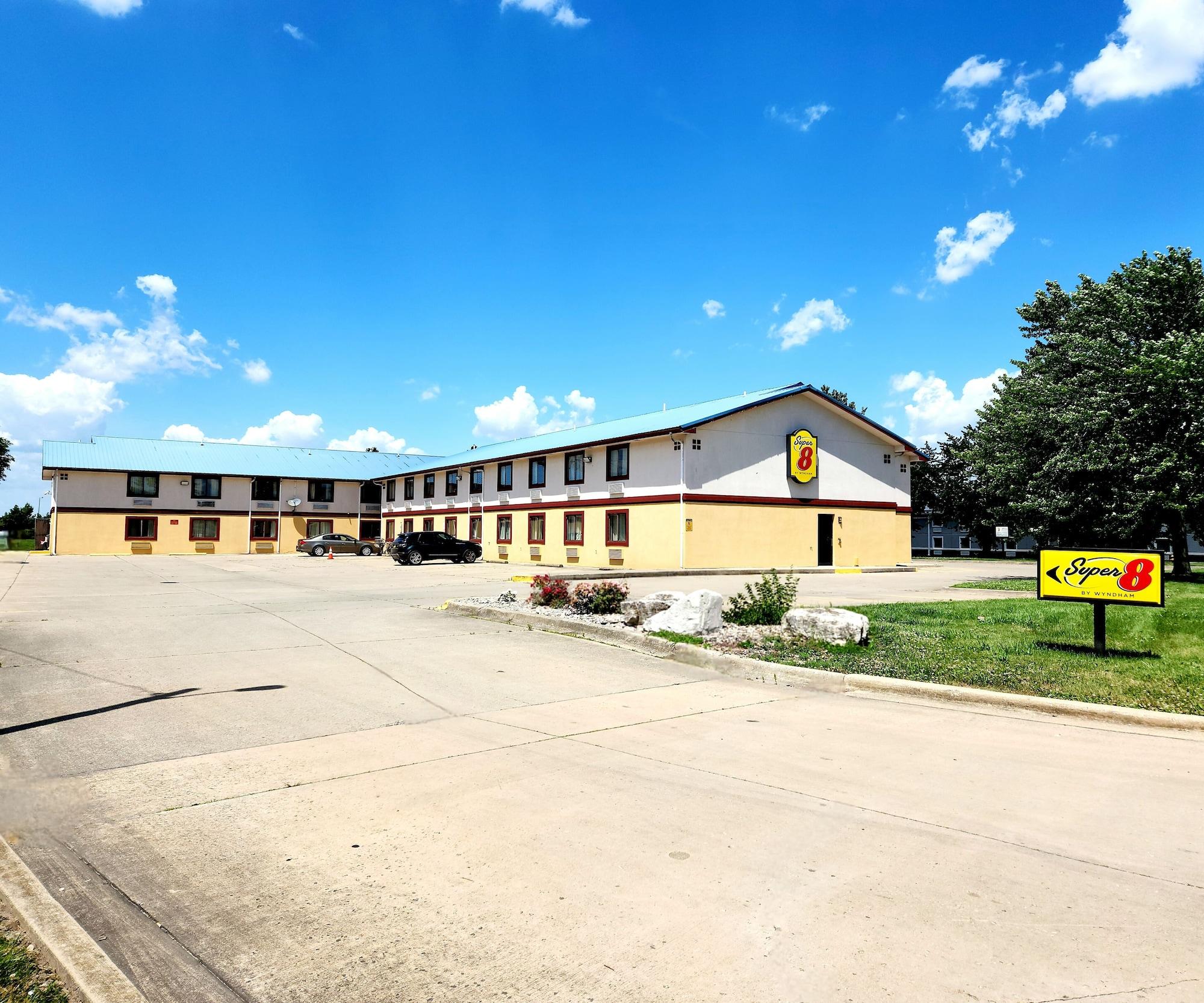Varios Super 8 by Wyndham Champaign