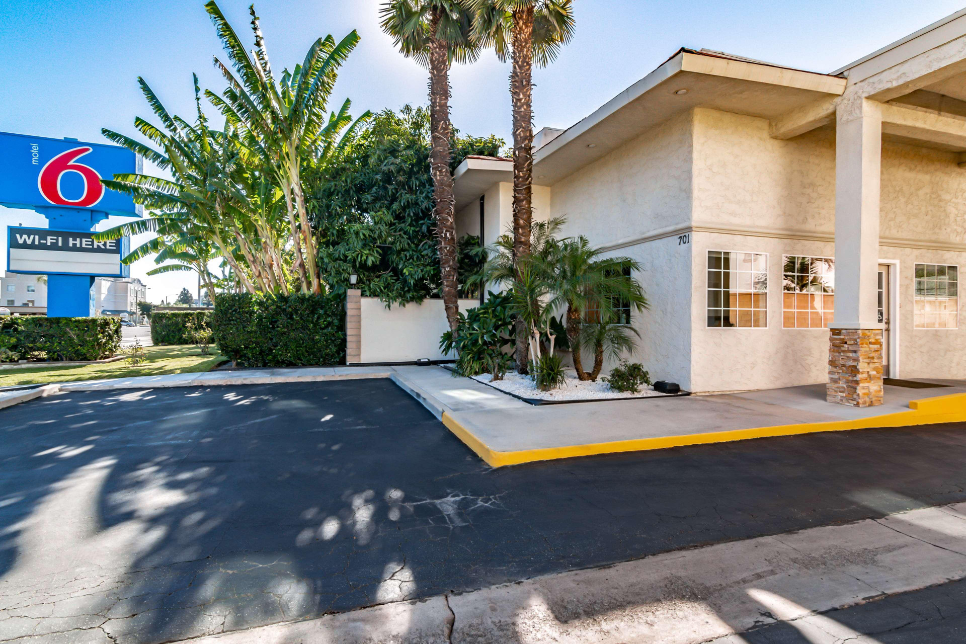 Vista Exterior Motel 6 Anaheim, CA