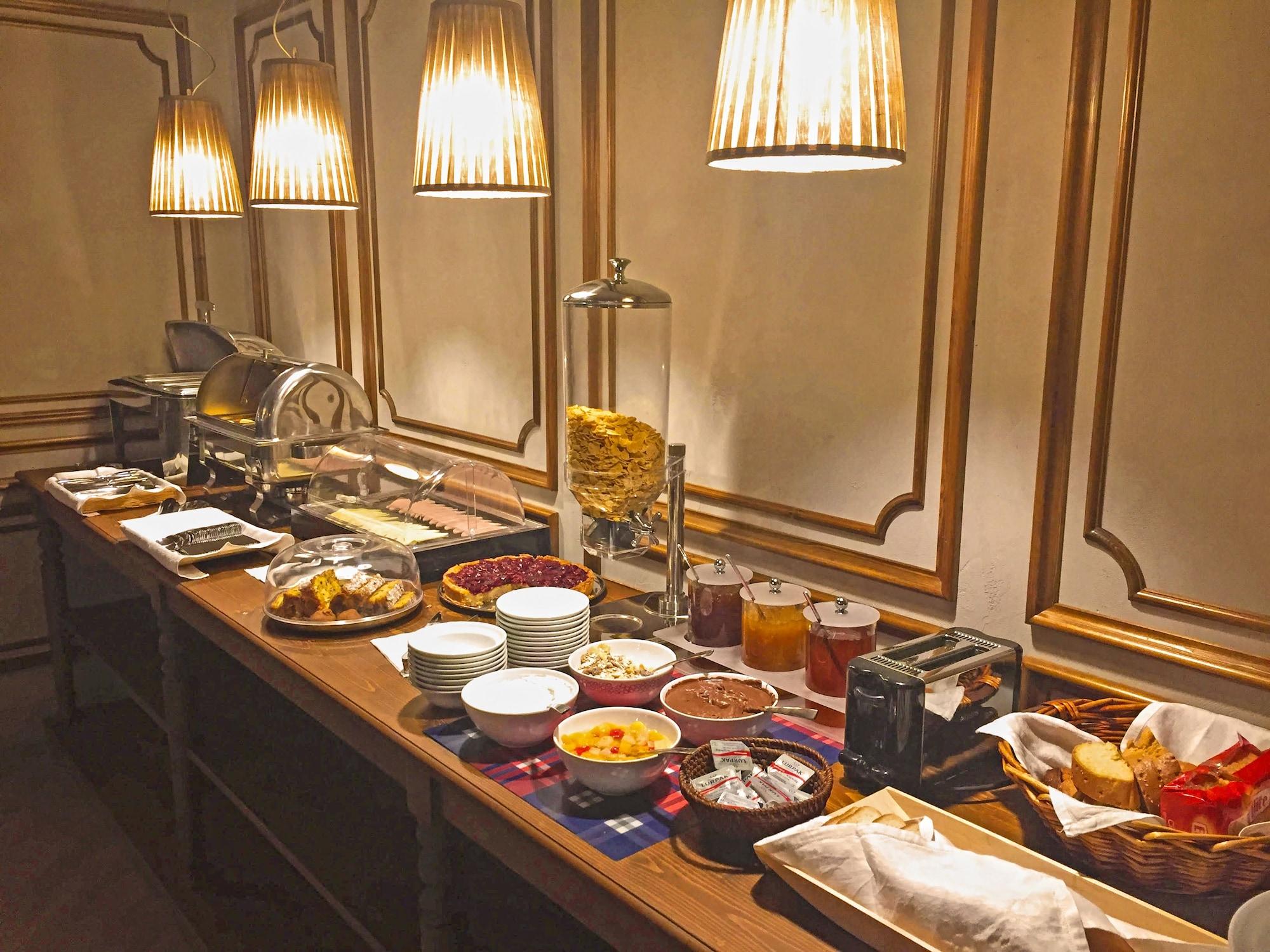 Restaurant Ef Zin Studios & Suites