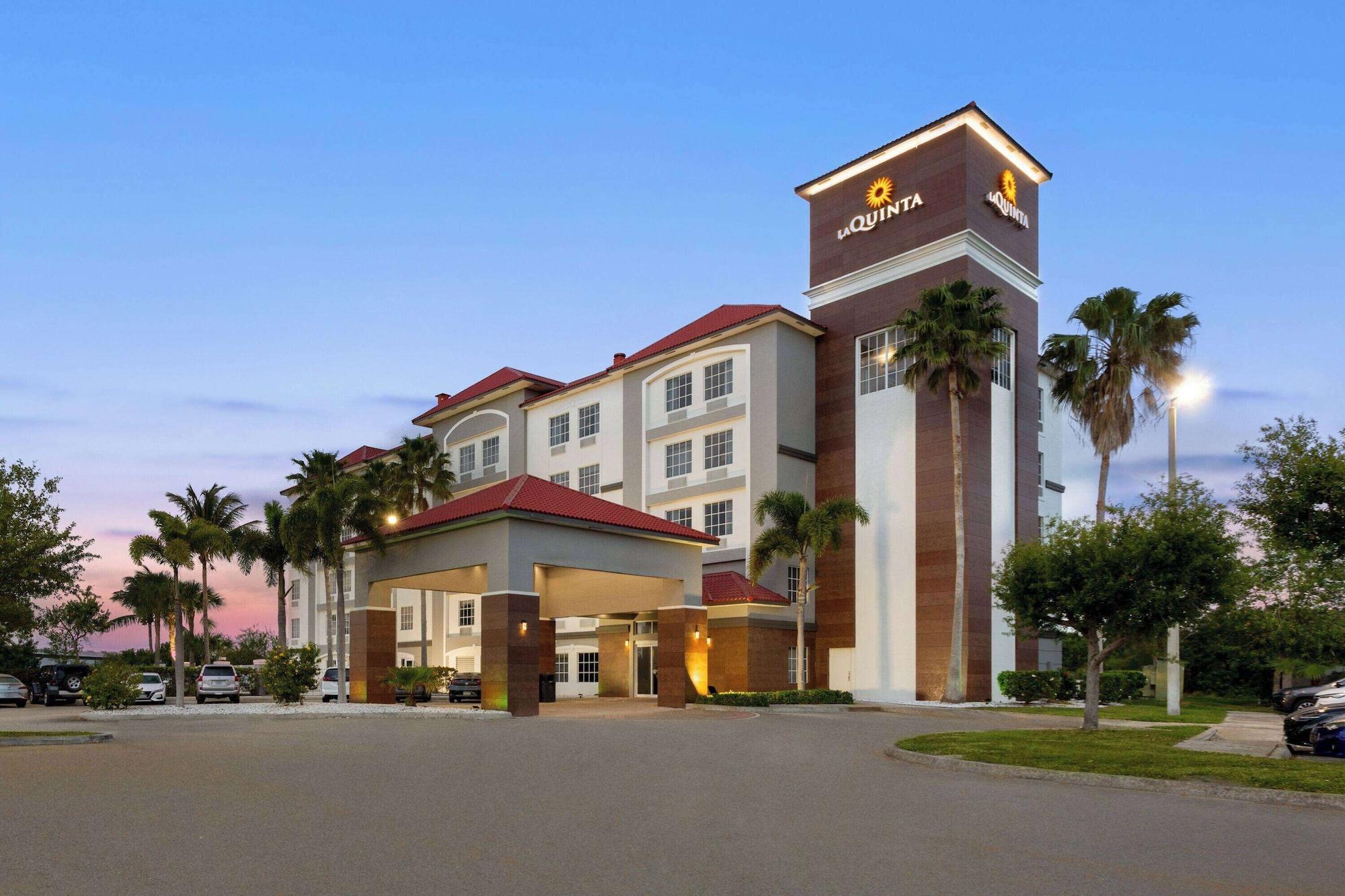 Vista Exterior La Quinta Inn & Suites by Wyndham Ft. Pierce
