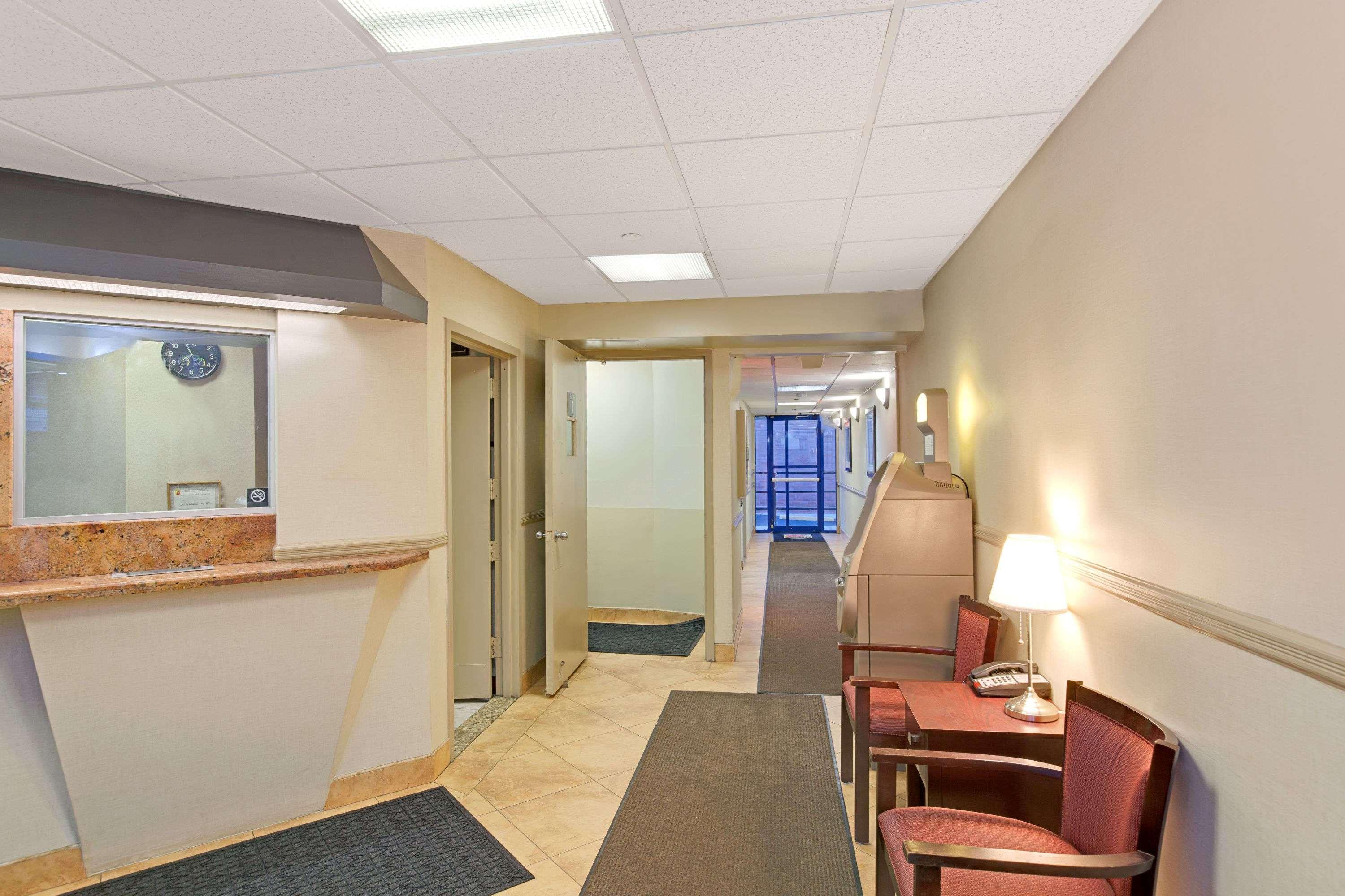 Vista Lobby Super 8 by Wyndham Long Island City LGA Hotel
