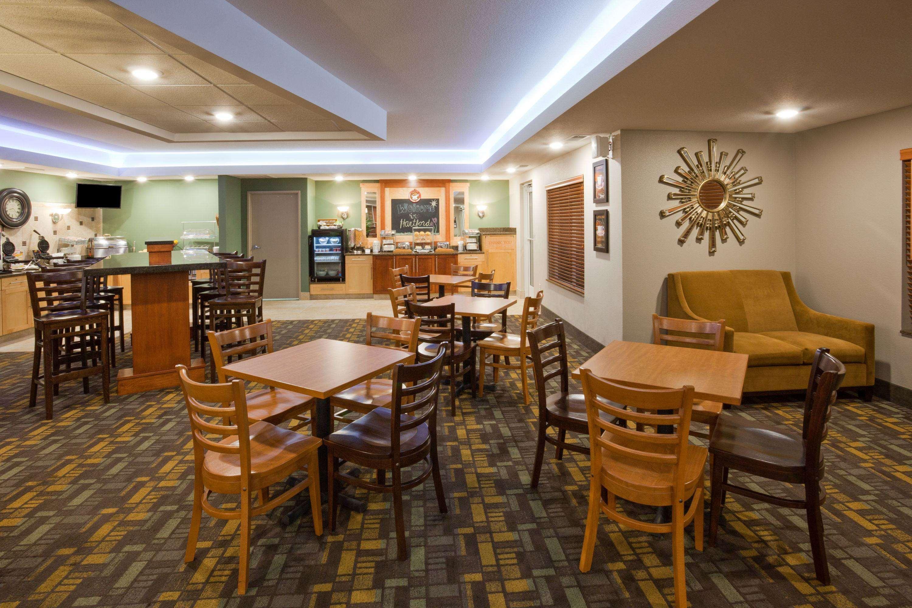 Vista Lobby AmericInn by Wyndham Hartford SD