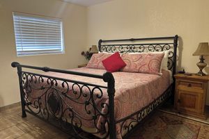 Arriendo temporal - Cozy pet friendly house with a great outdoor space, and fully stocked kitchen.