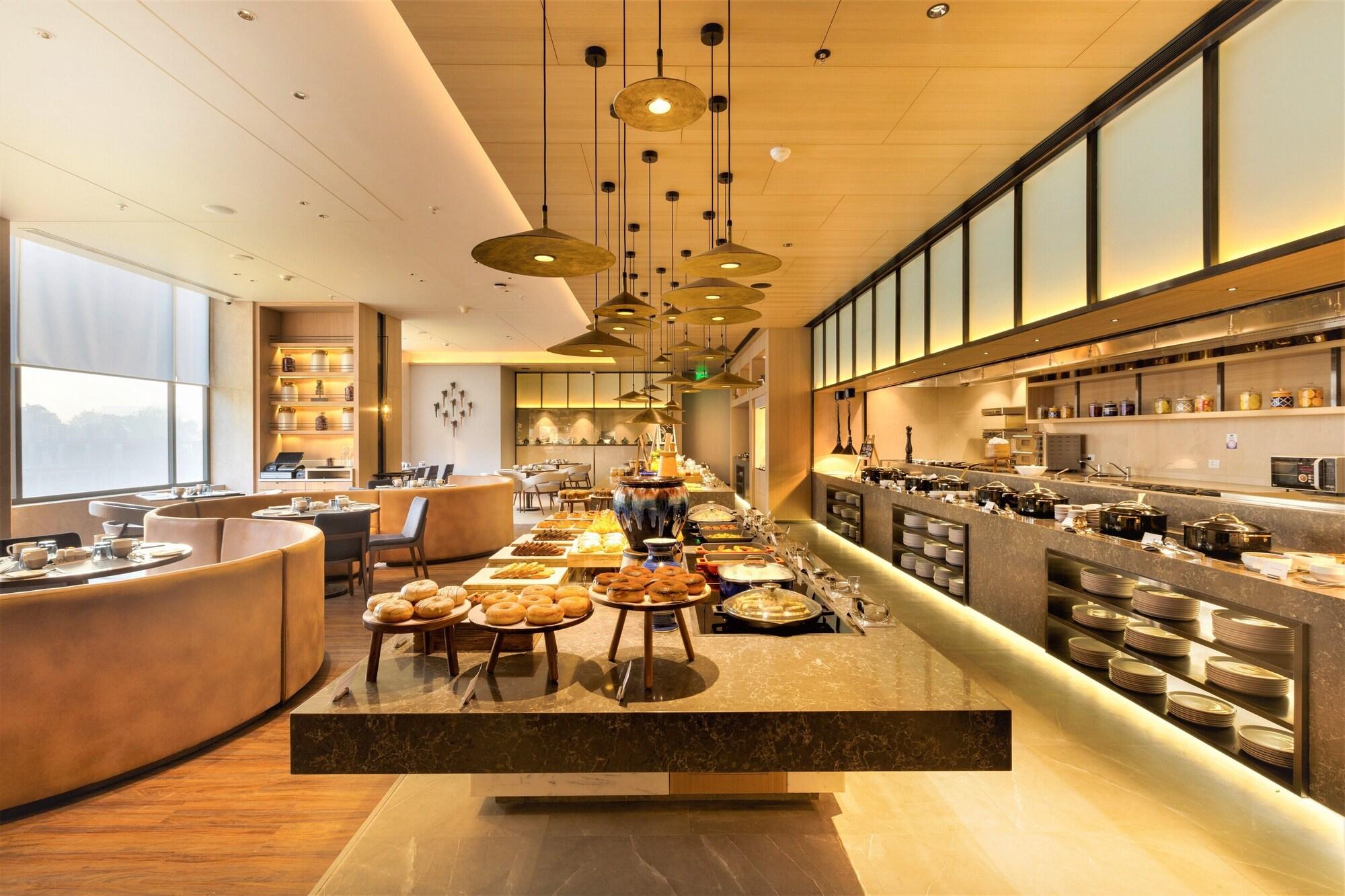 Restaurant Courtyard By Marriott Vadodara