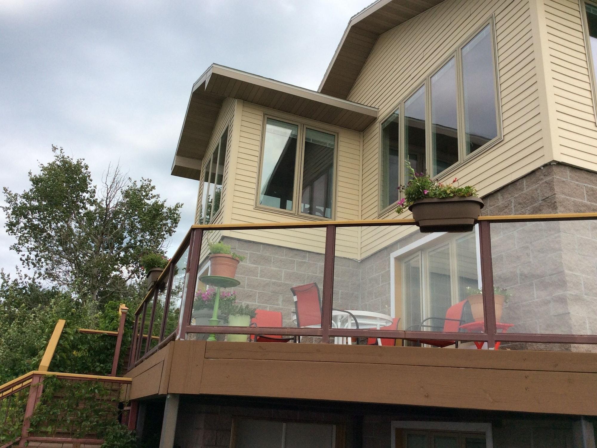 Vista Exterior Pictured Rocks Bed And Breakfast