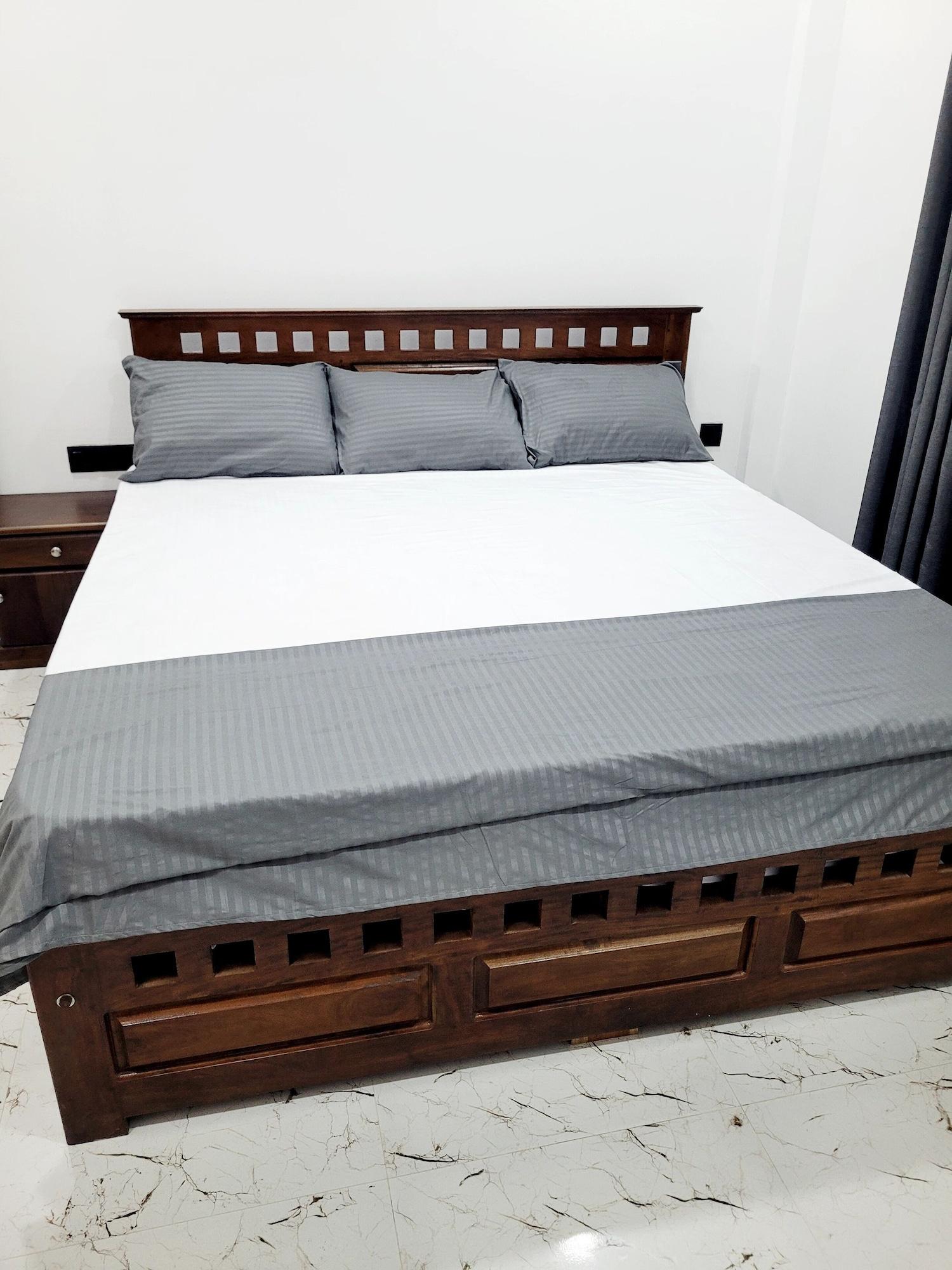 Varios Munril Guest