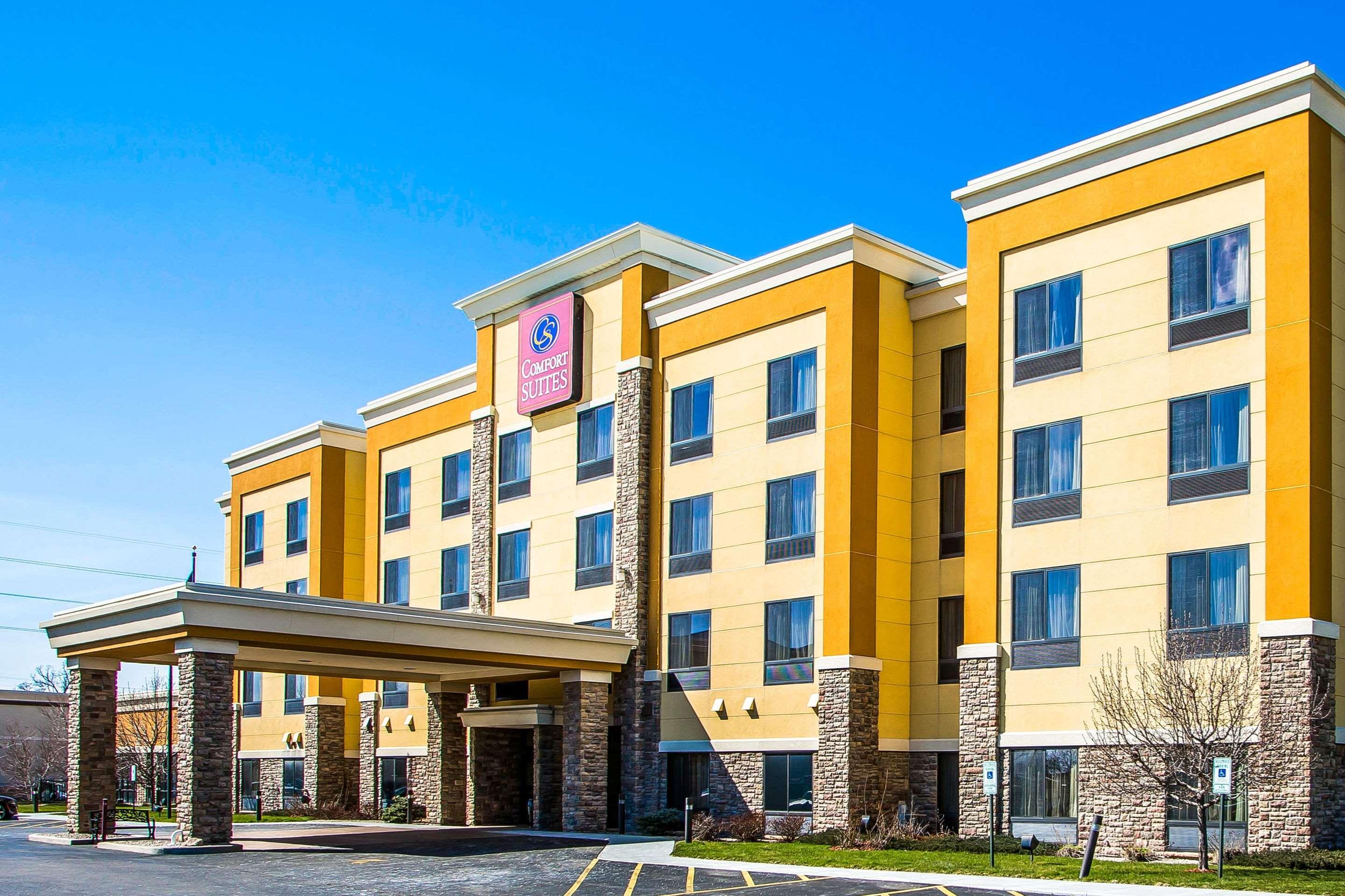 Vista Exterior Comfort Suites Oshkosh West