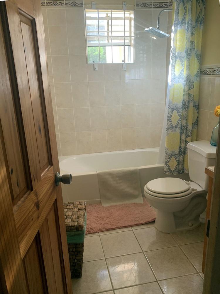 Baño La Casa de Joy Airport Apartments