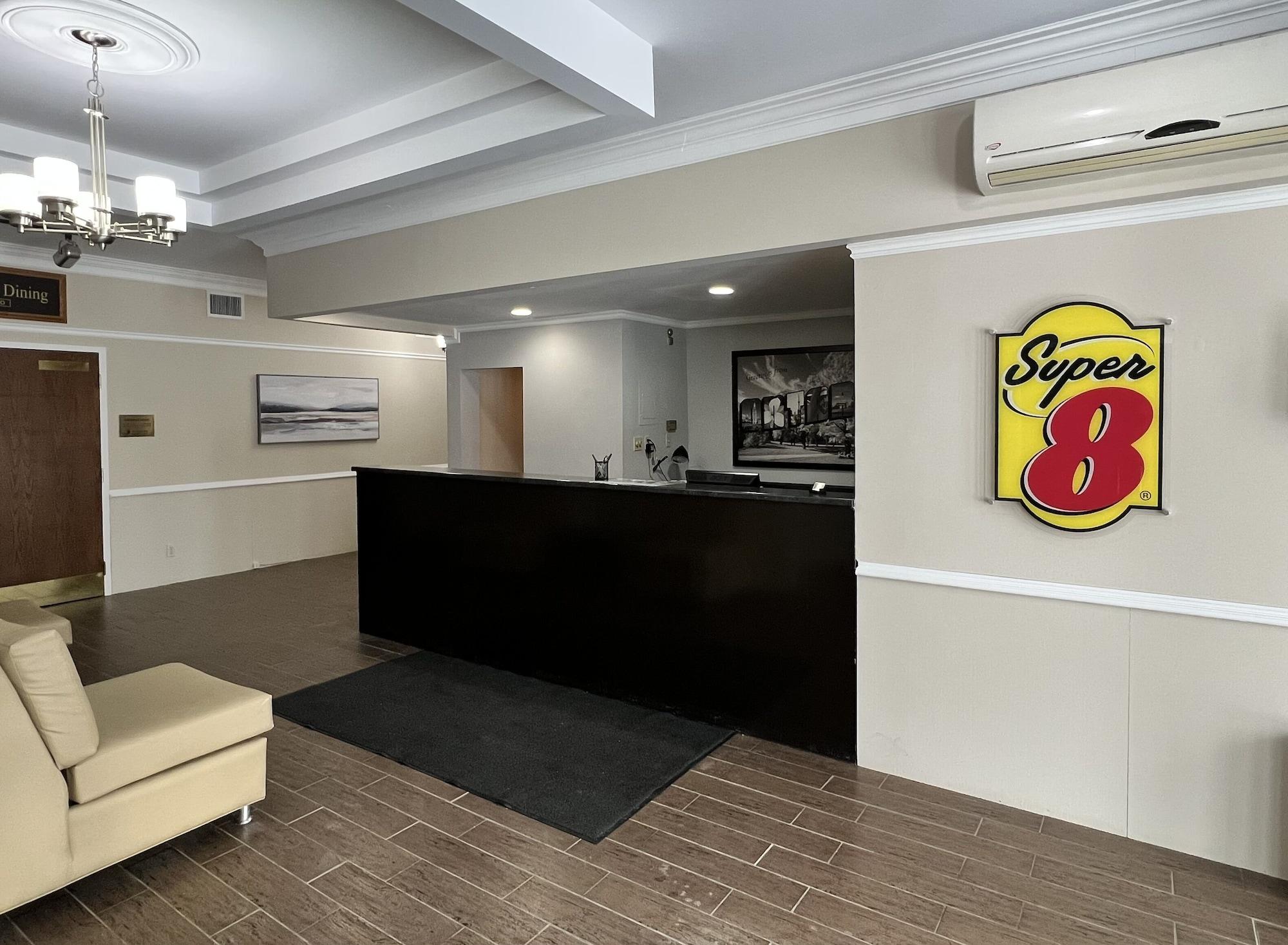 Vista Lobby Super 8 by Wyndham Kirkland Lake