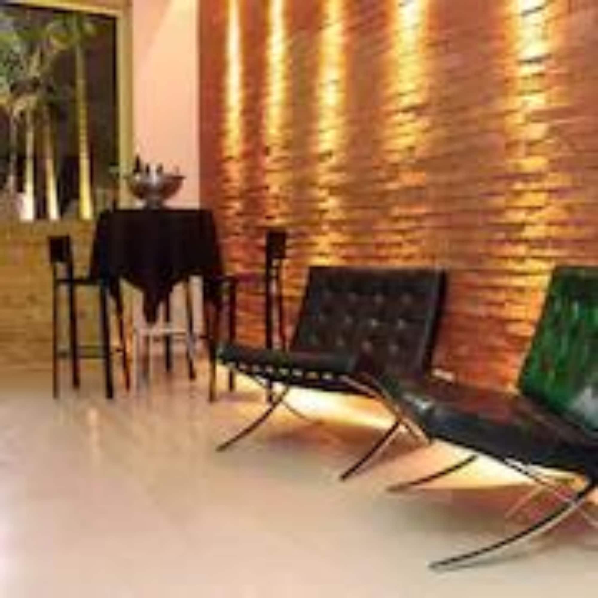 Vista Lobby Oasis Tower Hotel