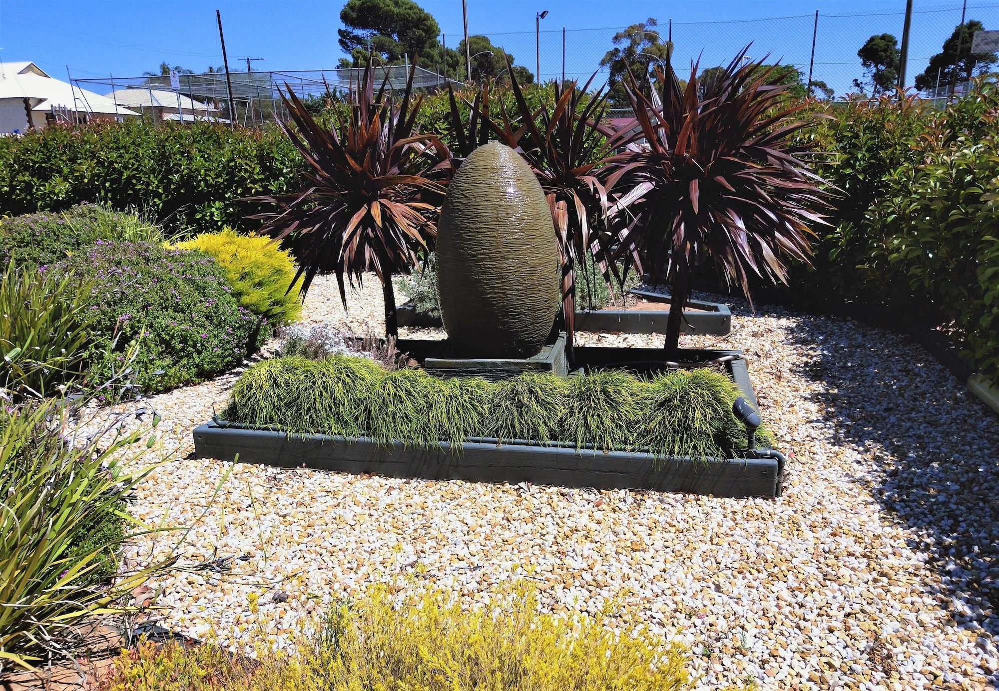 Varios Oval Motel